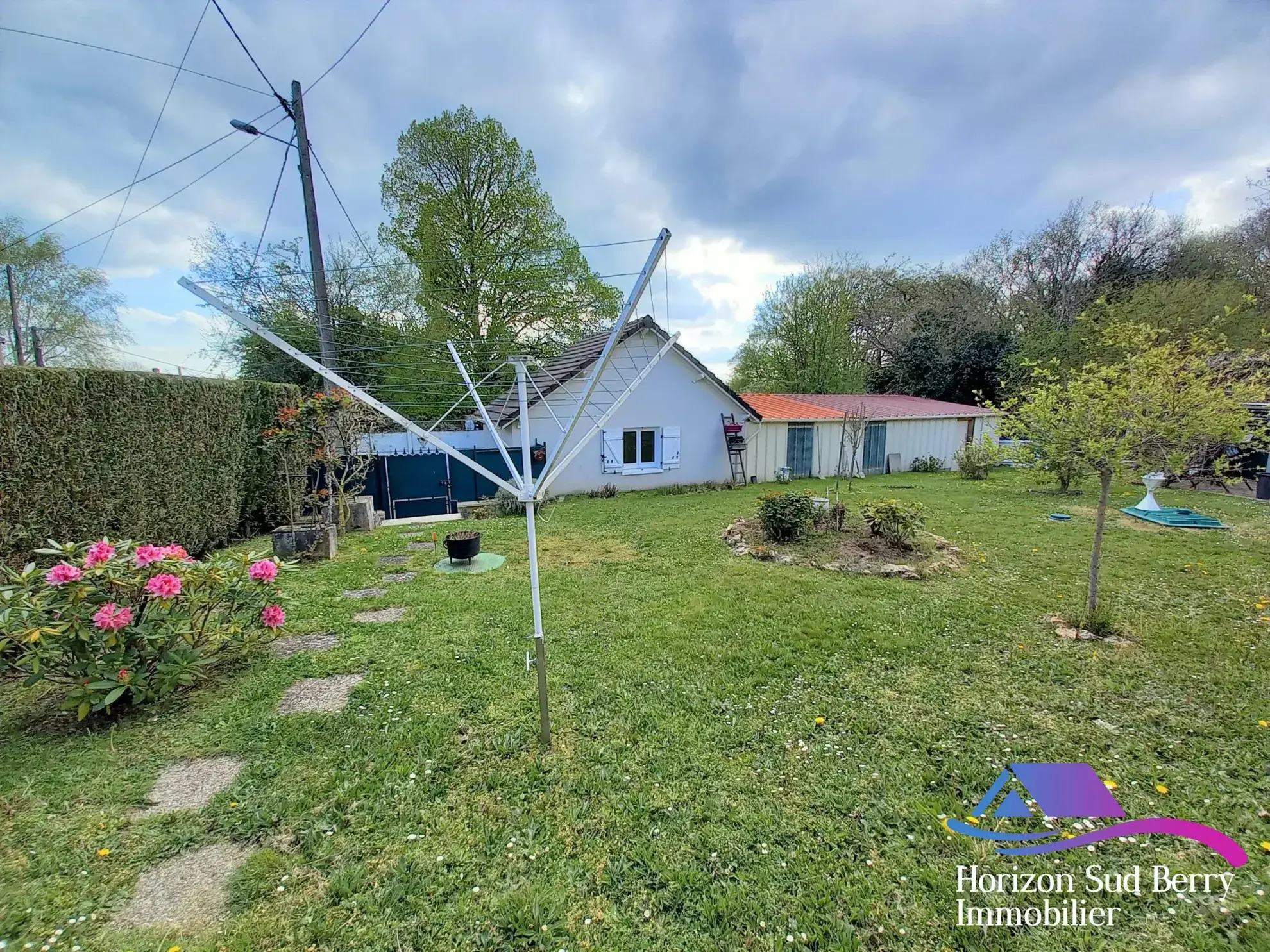 vue sur le garage avec atelier Maison rénovée avec jardin et garage dans le Sud du Berry 