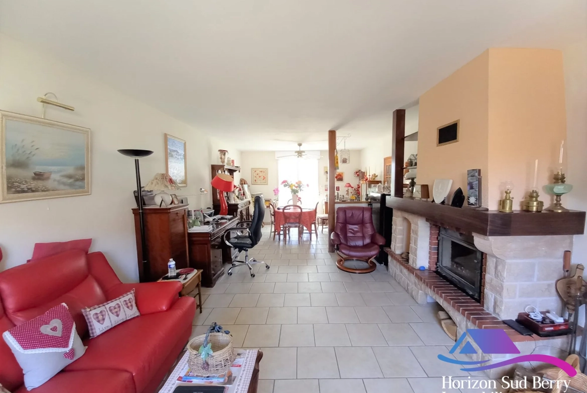 salon séjour Maison rénovée avec jardin et garage dans le Sud du Berry 