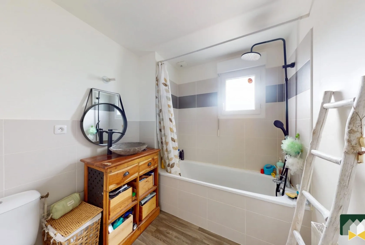 Salle de bains  Appartement duplex avec jardin et terrasse à Chartres – Logement 3 pièces 