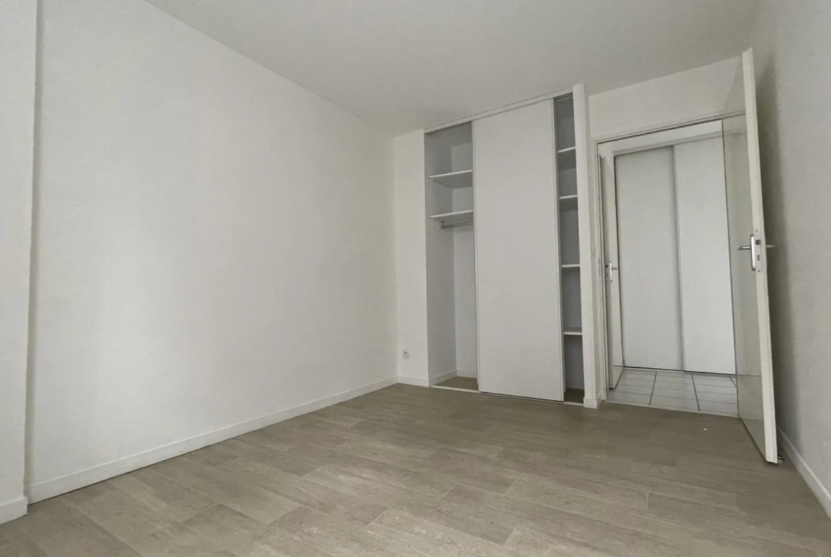 A vendre appartement 2 pièces de 54,07 m² à Pleurtuit avec parking, en bon état 