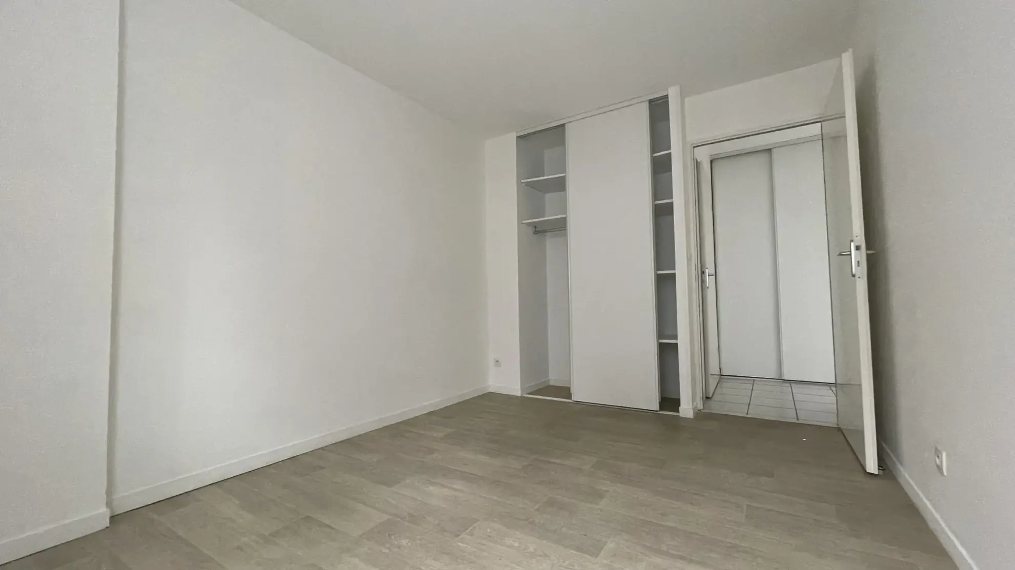 A vendre appartement 2 pièces de 54,07 m² à Pleurtuit avec parking, en bon état 