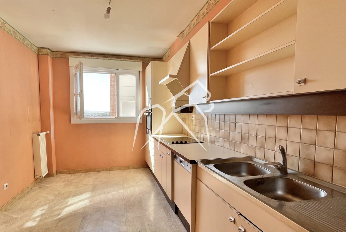 Spacieux appartement T3 à rénover à Sotteville-Lès-Rouen, 87,84 m², balcon, cave et parking privé 