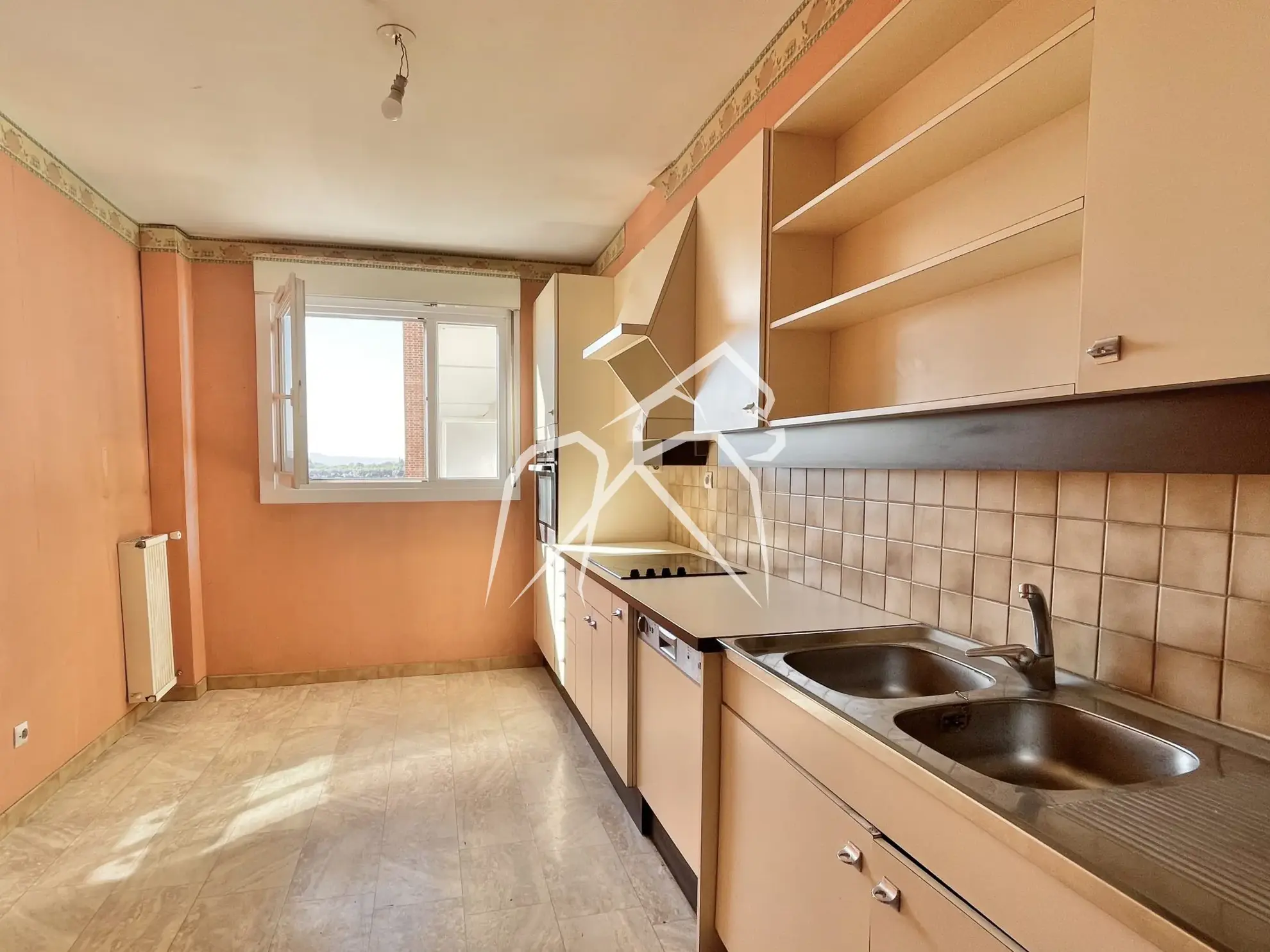 Spacieux appartement T3 à rénover à Sotteville-Lès-Rouen, 87,84 m², balcon, cave et parking privé 