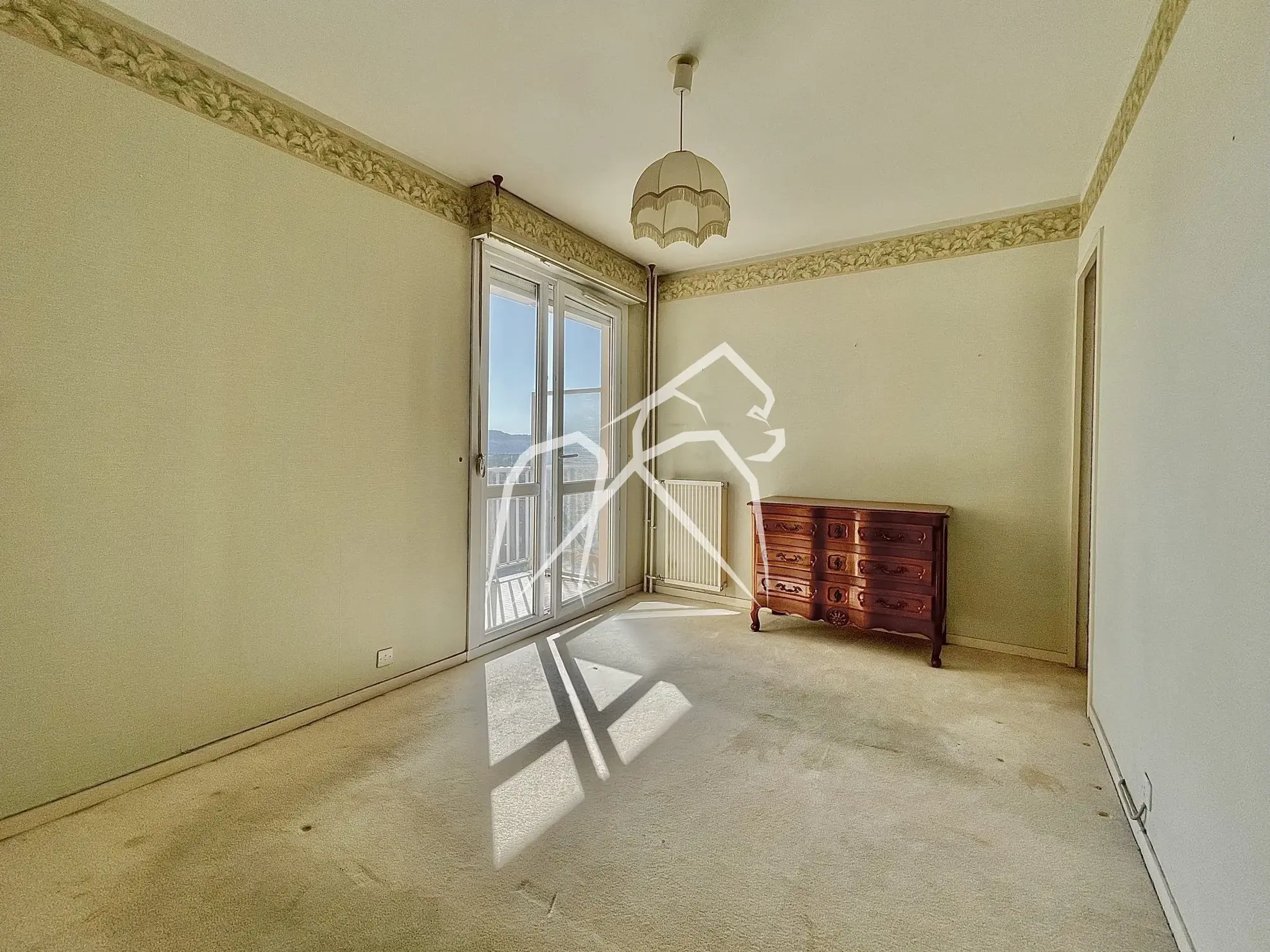 Spacieux appartement T3 à rénover à Sotteville-Lès-Rouen, 87,84 m², balcon, cave et parking privé 
