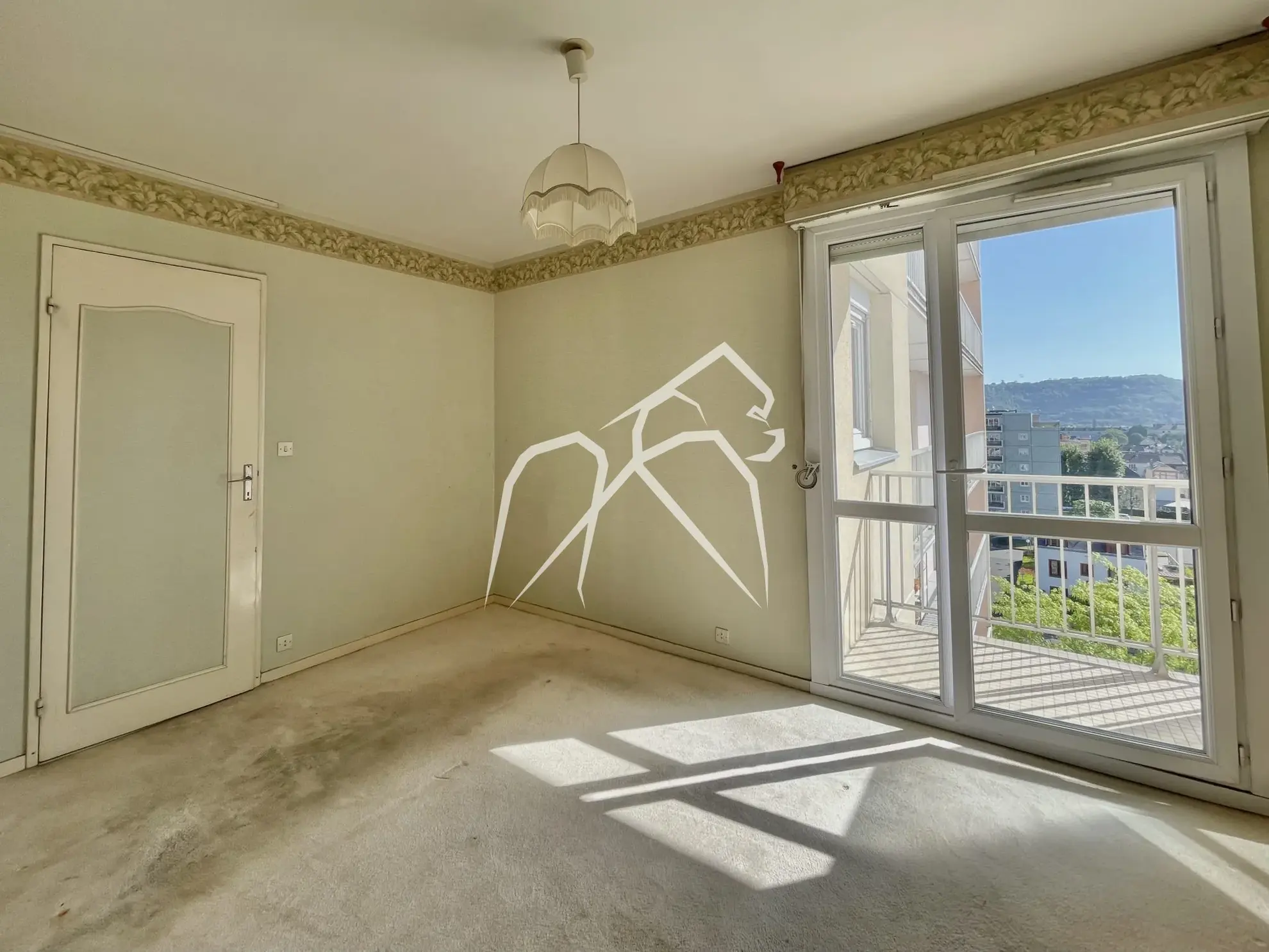 Spacieux appartement T3 à rénover à Sotteville-Lès-Rouen, 87,84 m², balcon, cave et parking privé 