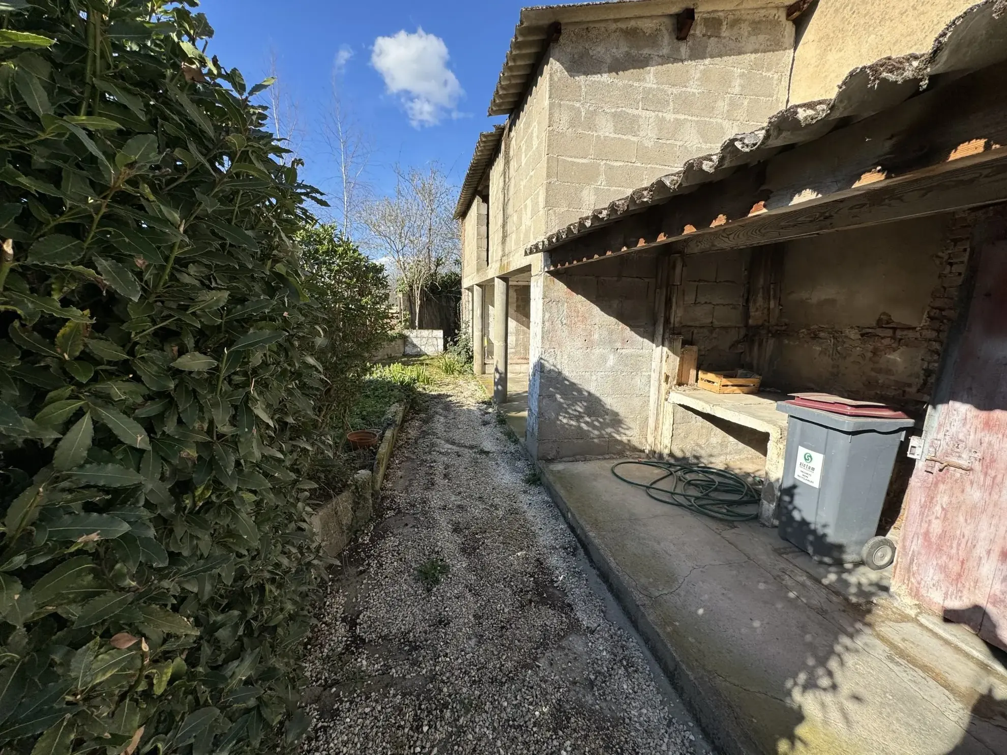 Maison de ville à Montluçon avec jardin et cave - Opportunité d'investissement 