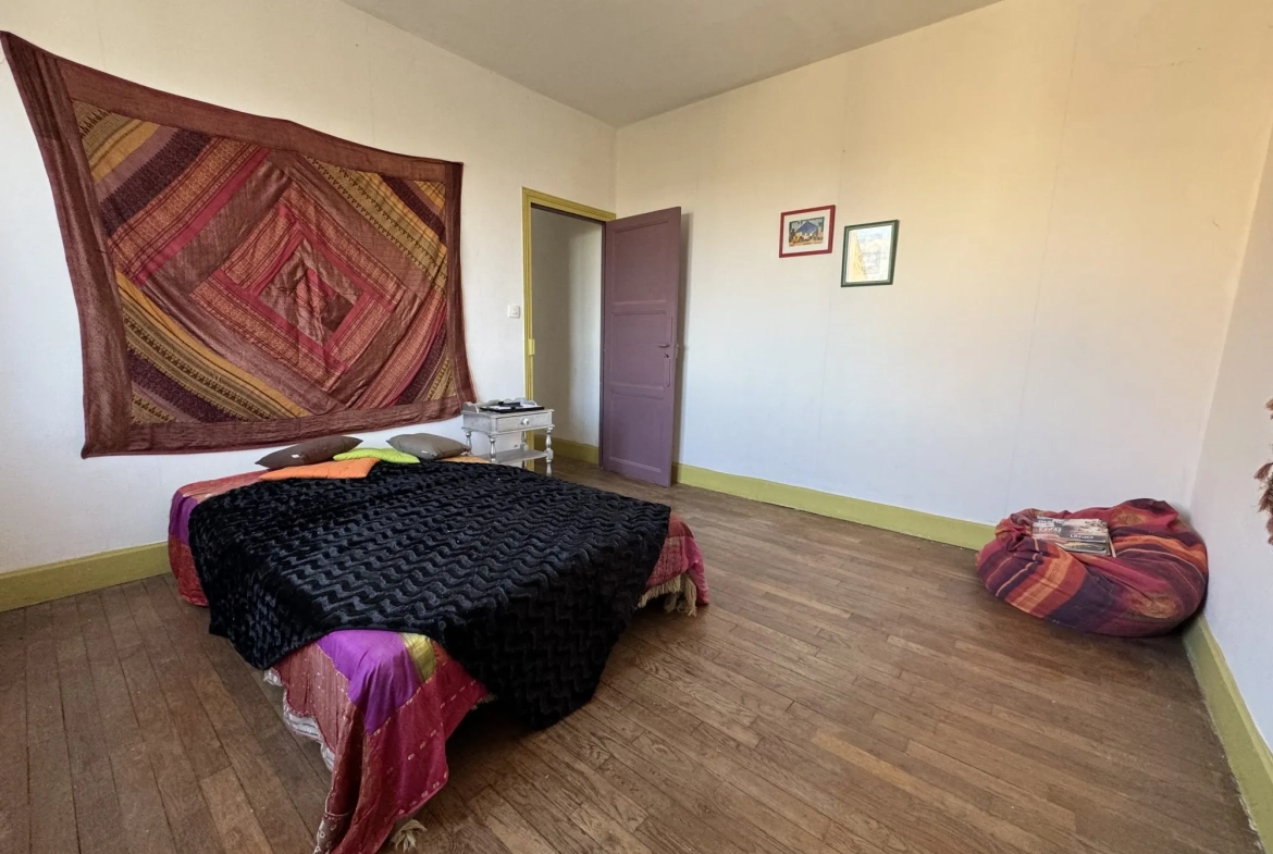 Maison de ville à Montluçon avec jardin et cave - Opportunité d'investissement 