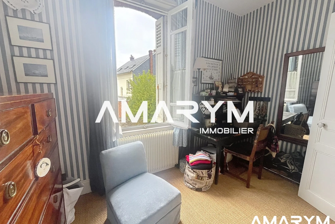 Maison de caractère en centre-ville de Eu, 89 m², 3 chambres, cour et cave 