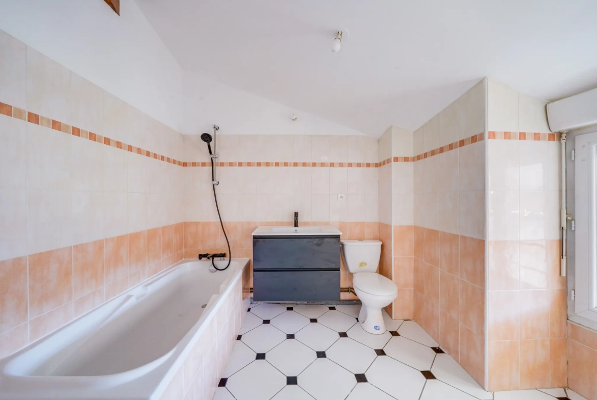 Appartement T3 avec terrasse à Bordeaux proche tramway – 65 m² 