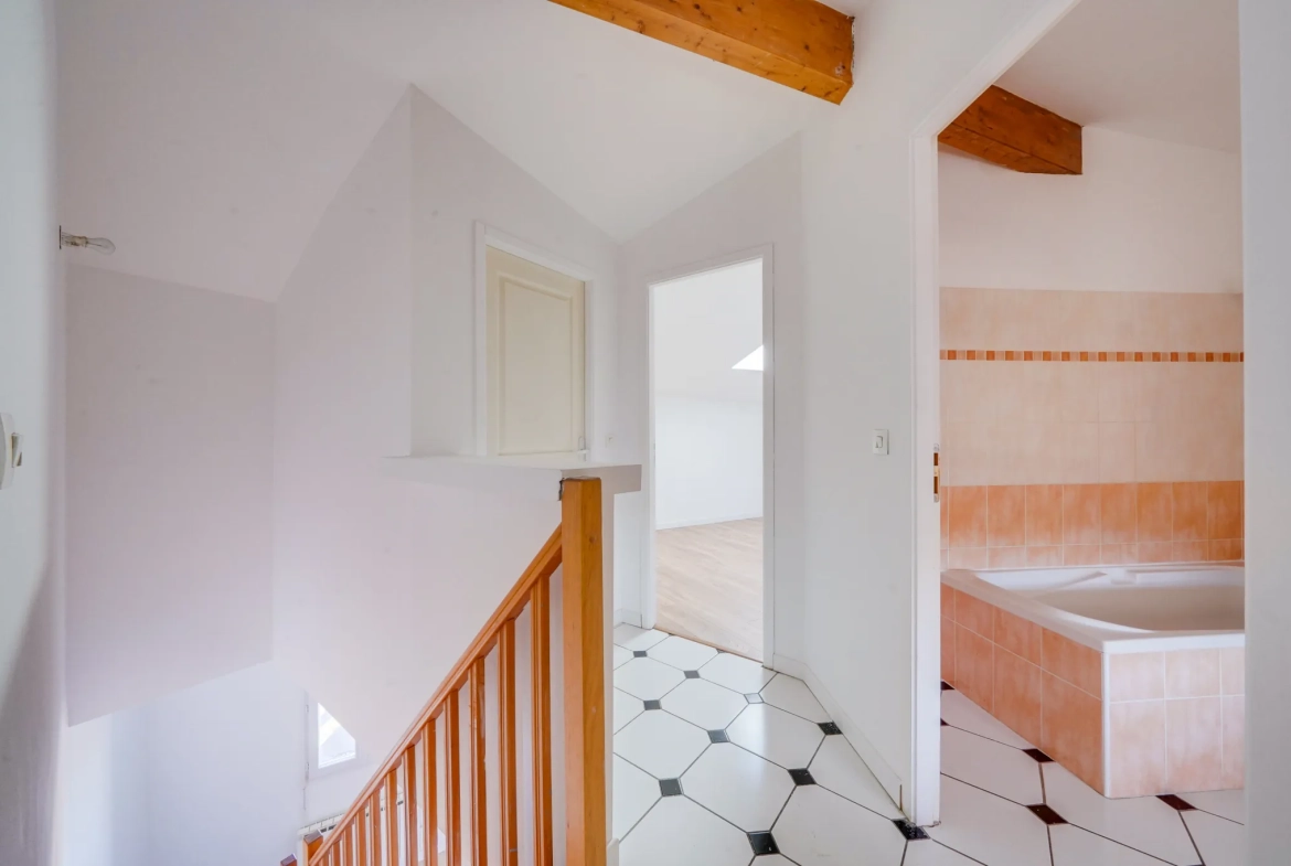 Appartement T3 avec terrasse à Bordeaux proche tramway – 65 m² 