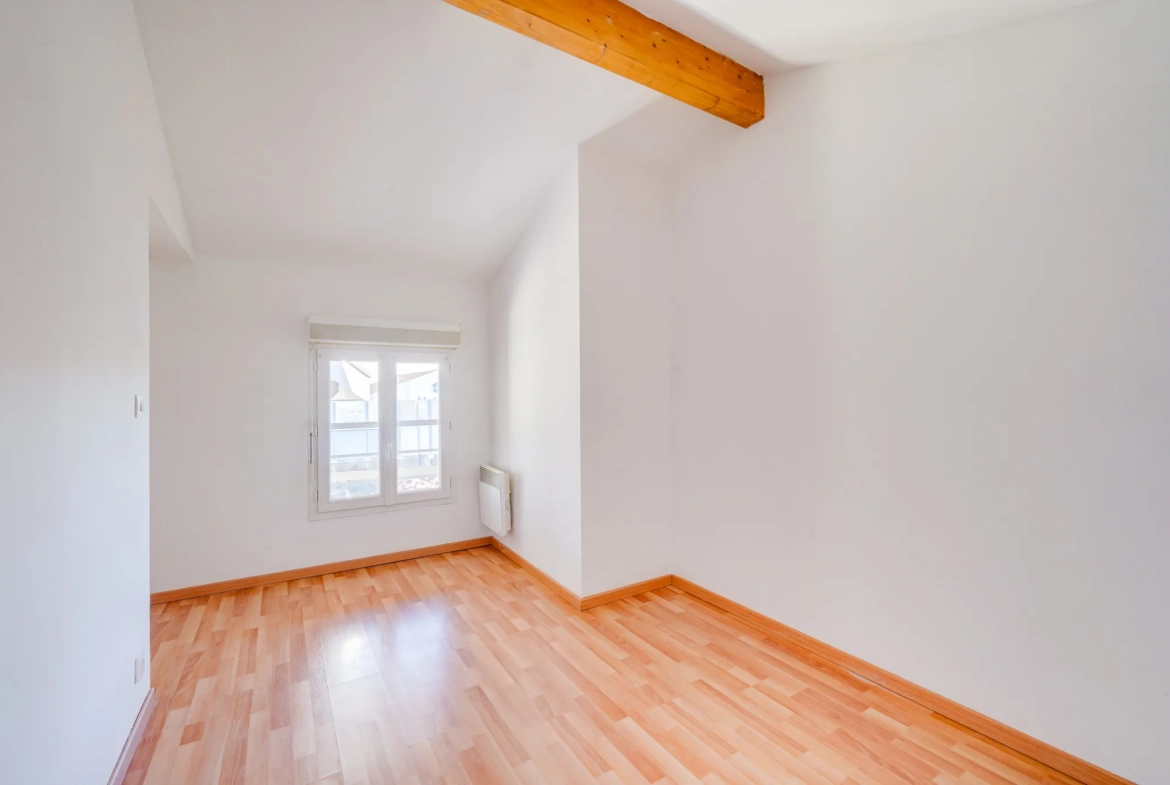 Appartement T3 avec terrasse à Bordeaux proche tramway – 65 m² 