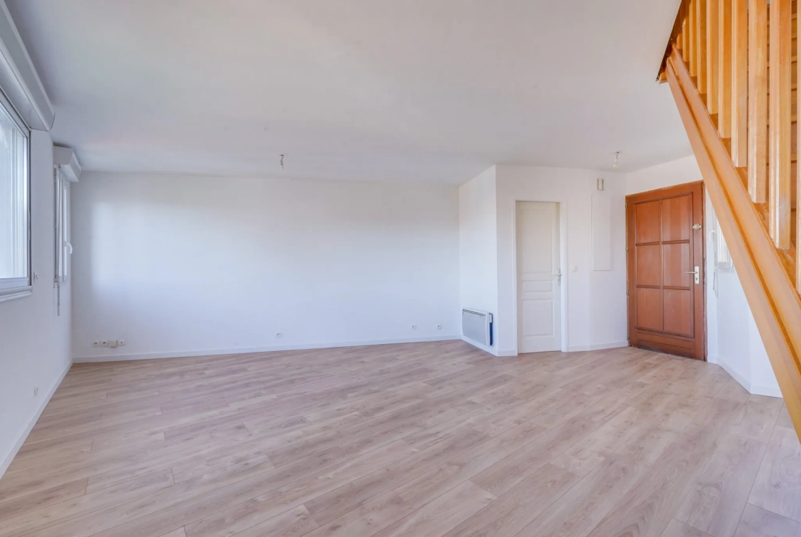 Appartement T3 avec terrasse à Bordeaux proche tramway – 65 m² 