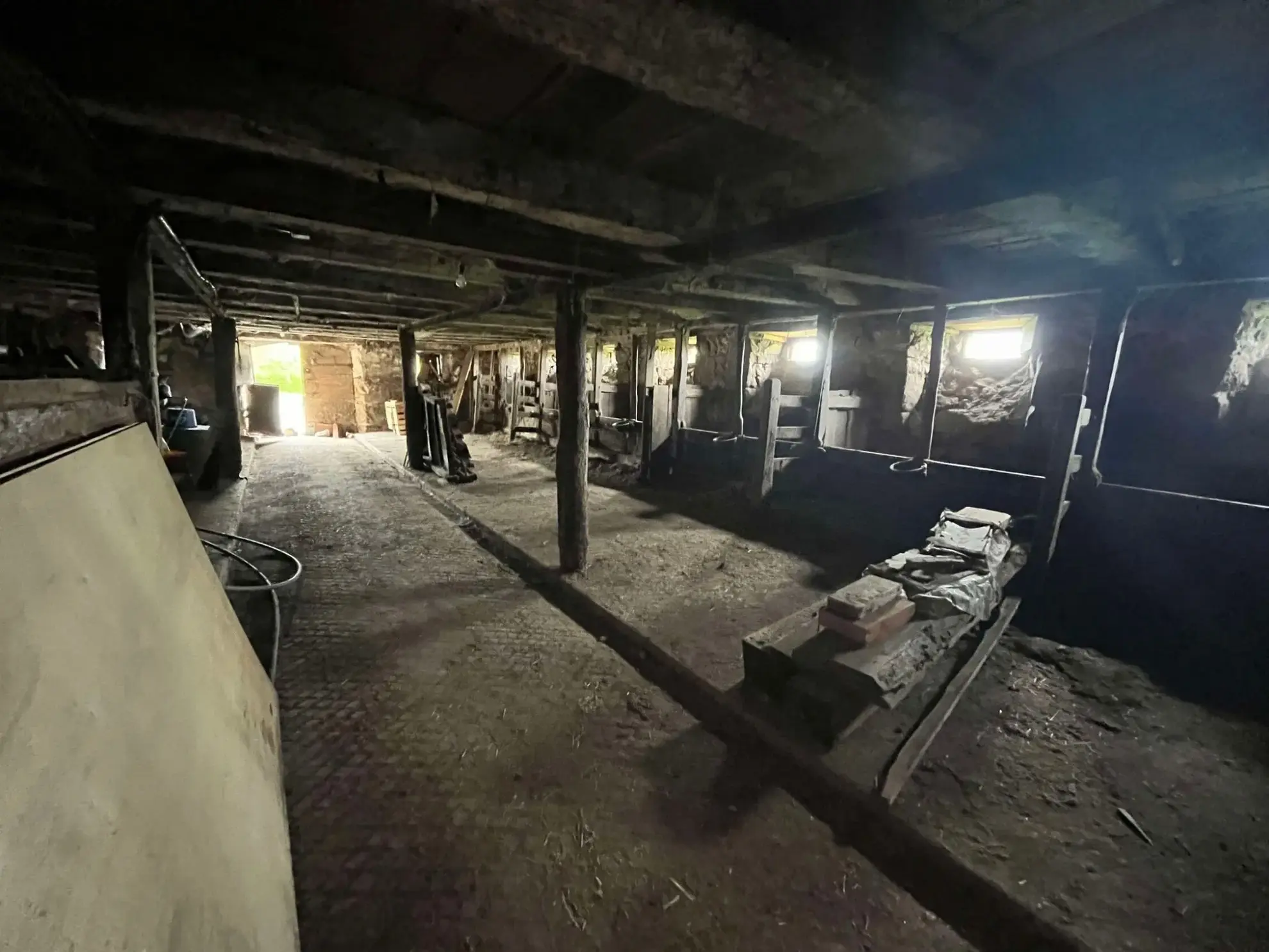 Ecurie Grande bâtisse en pierre à Champagnac - Possibilité de reconversion en habitation ou stockage 