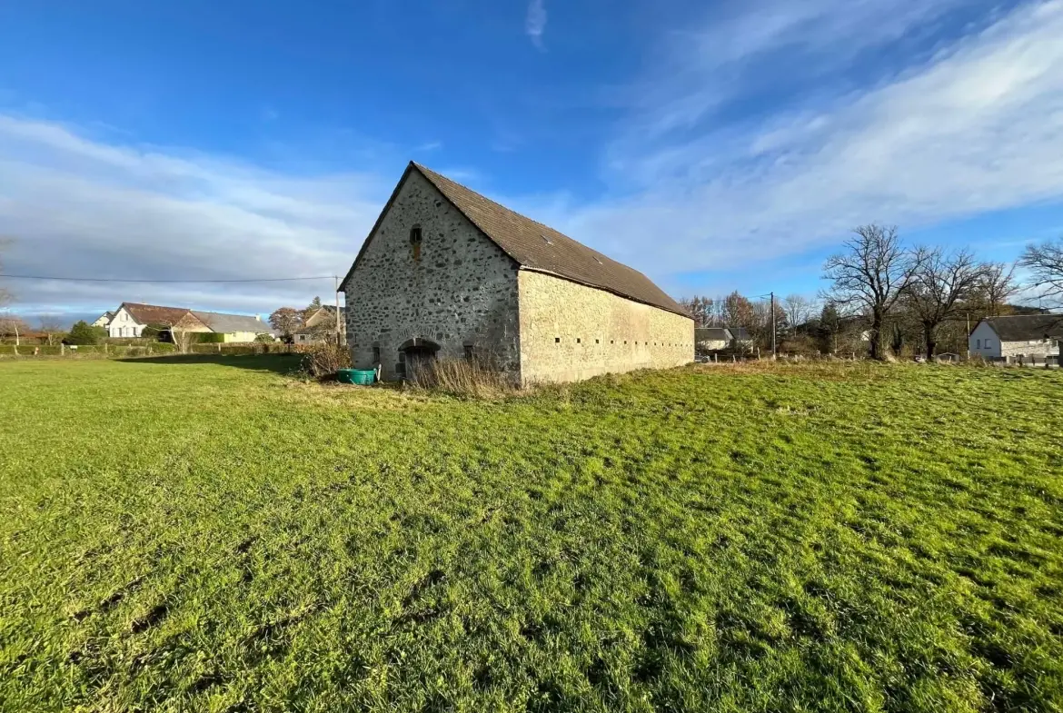 Batisse Grande bâtisse en pierre à Champagnac - Possibilité de reconversion en habitation ou stockage 