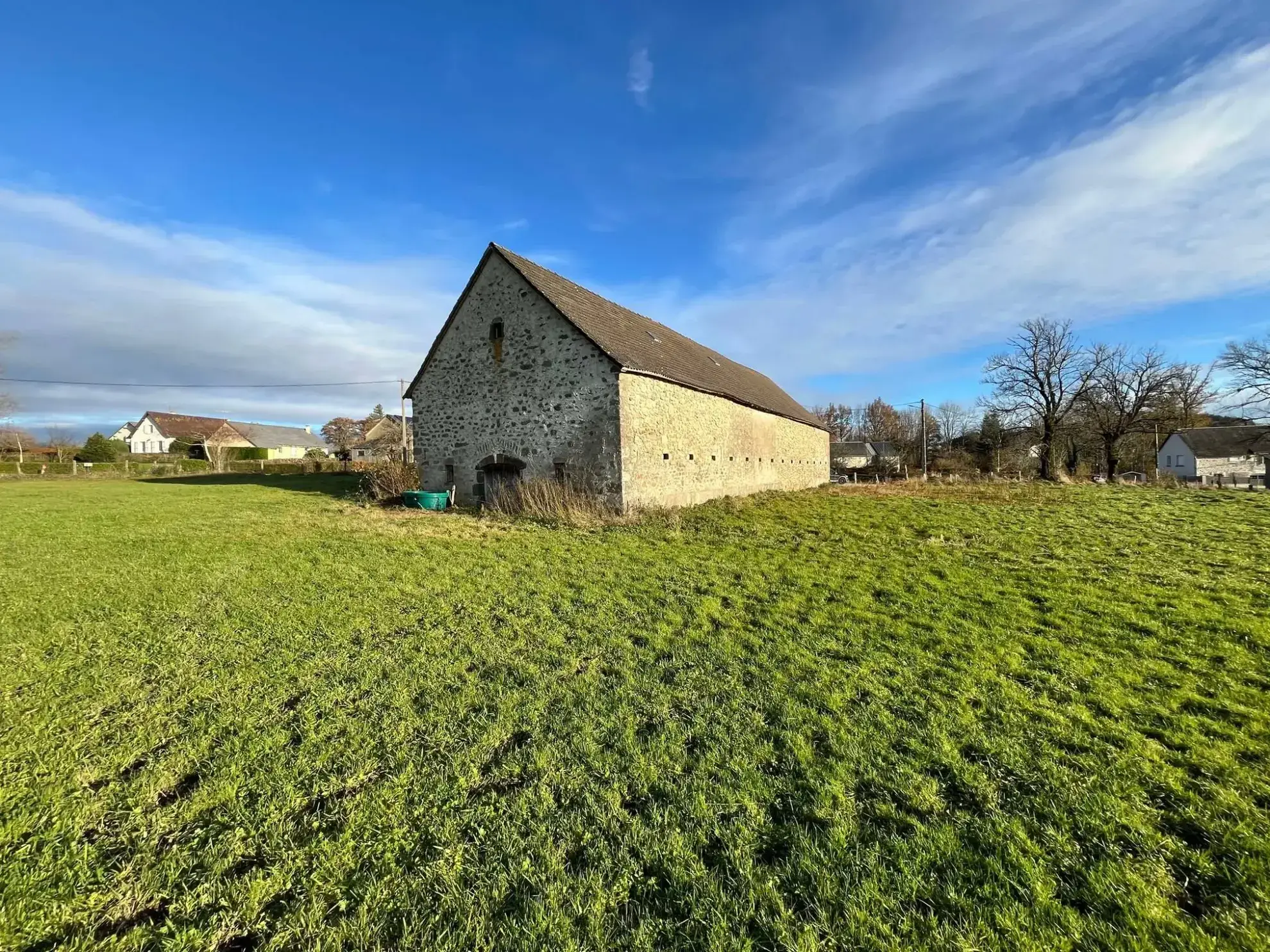 Batisse Grande bâtisse en pierre à Champagnac - Possibilité de reconversion en habitation ou stockage 