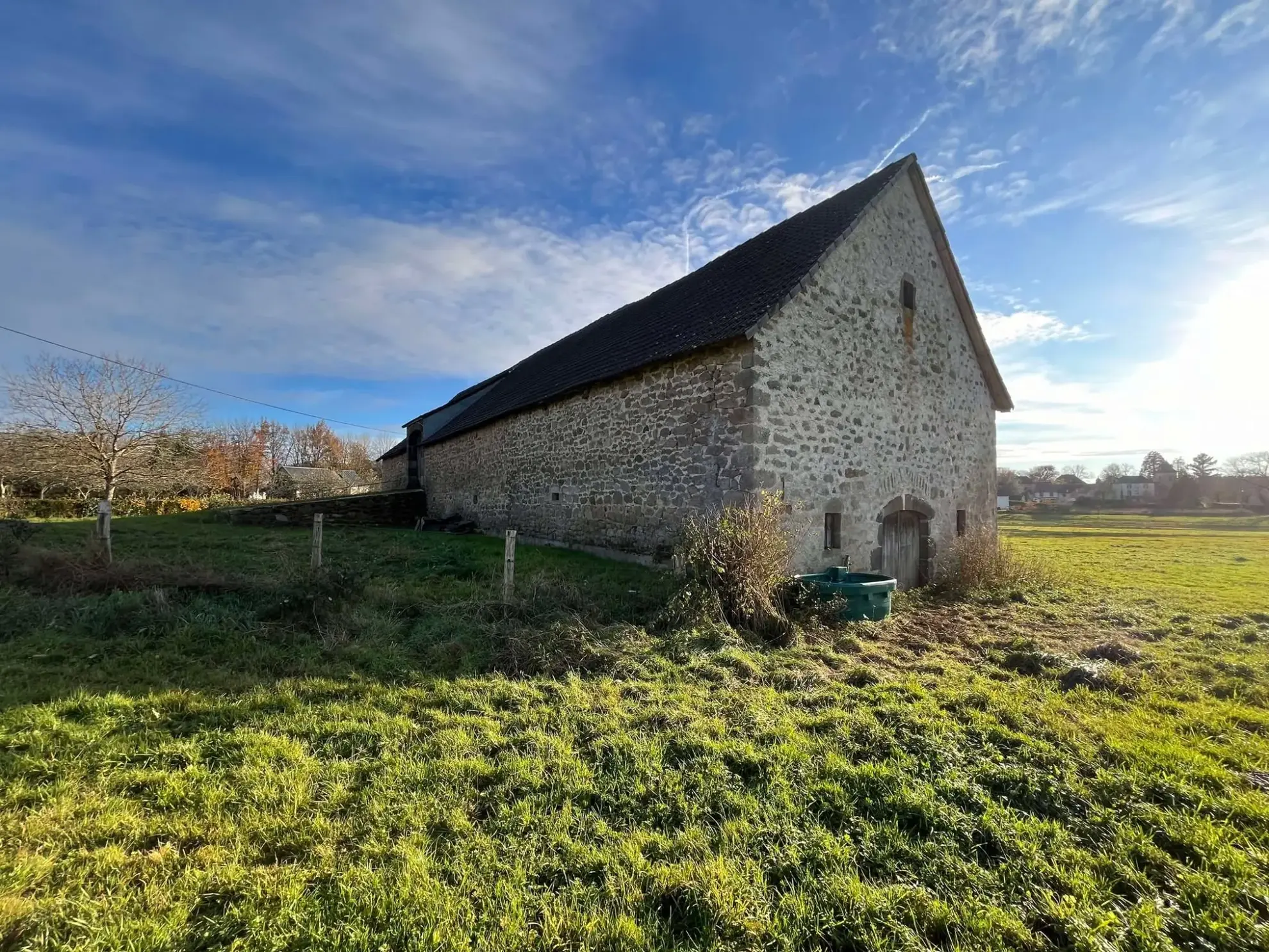 Batisse Grande bâtisse en pierre à Champagnac - Possibilité de reconversion en habitation ou stockage 