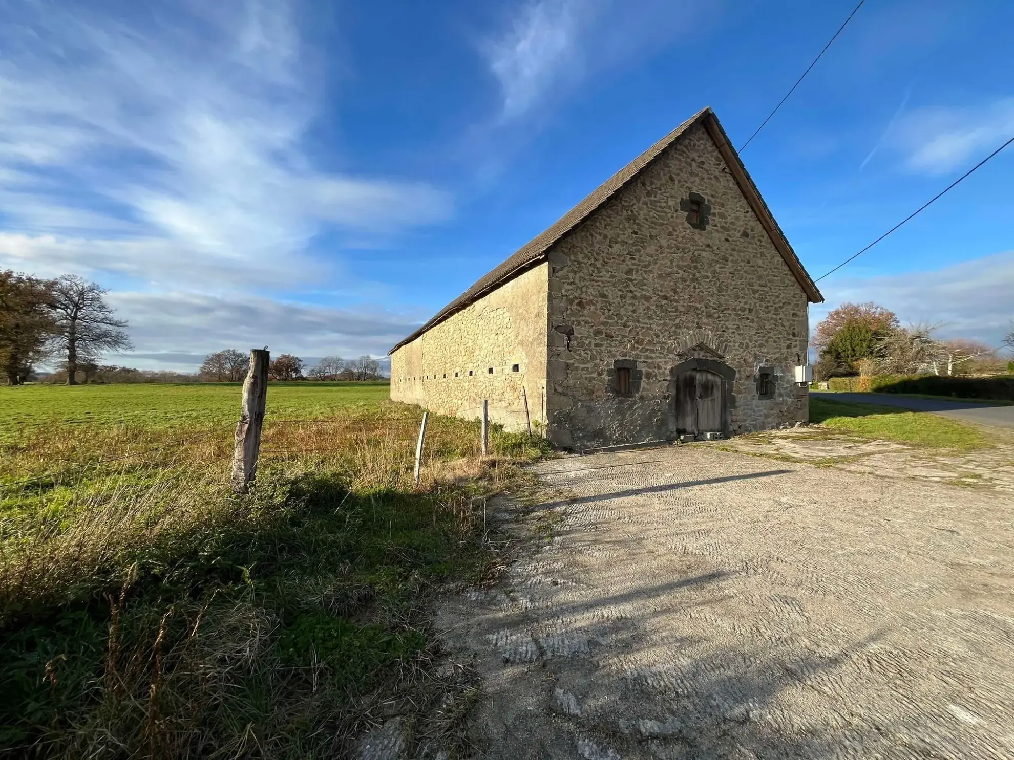 Batisse Grande bâtisse en pierre à Champagnac - Possibilité de reconversion en habitation ou stockage 