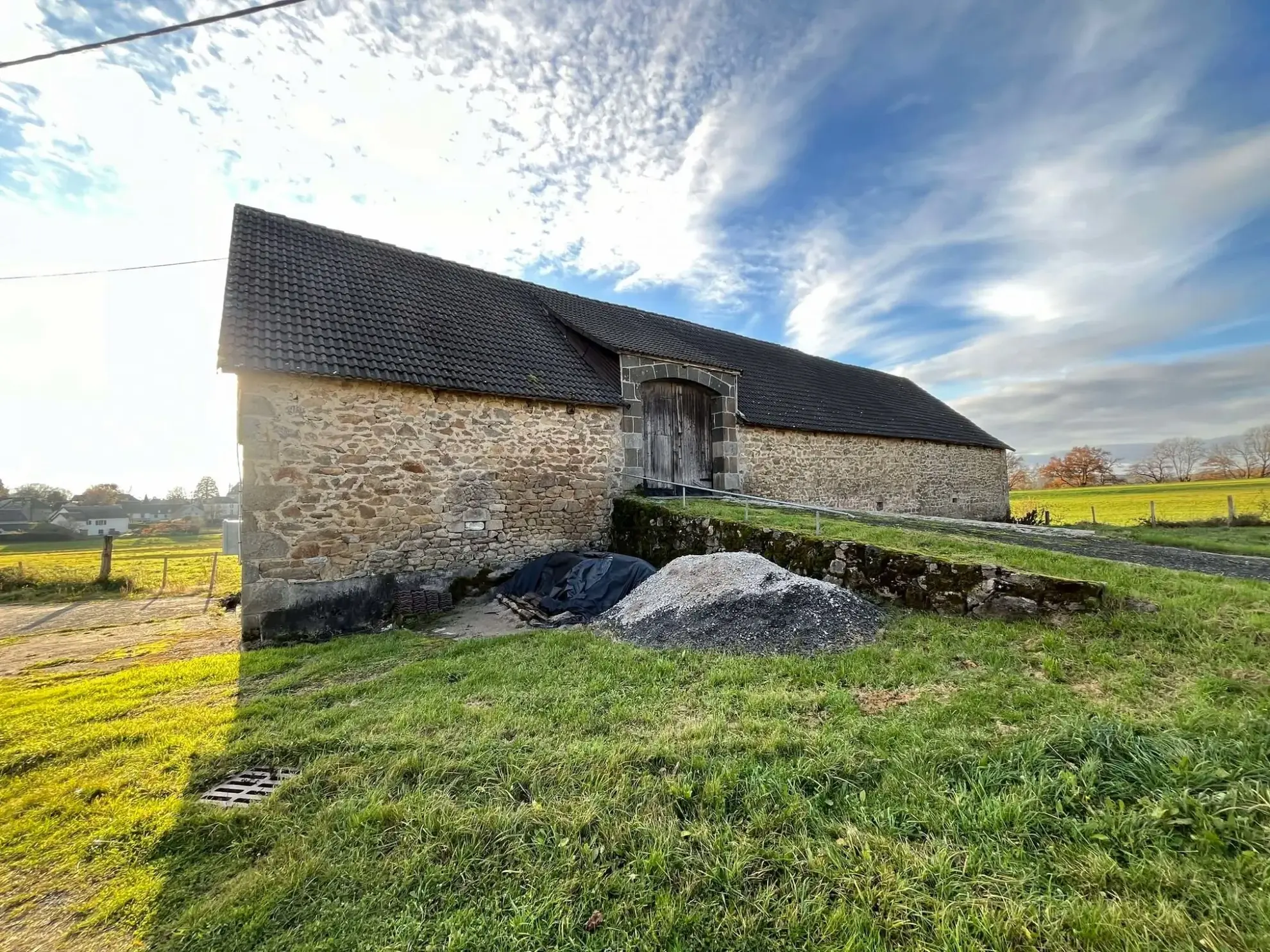 Batisse Grande bâtisse en pierre à Champagnac - Possibilité de reconversion en habitation ou stockage 