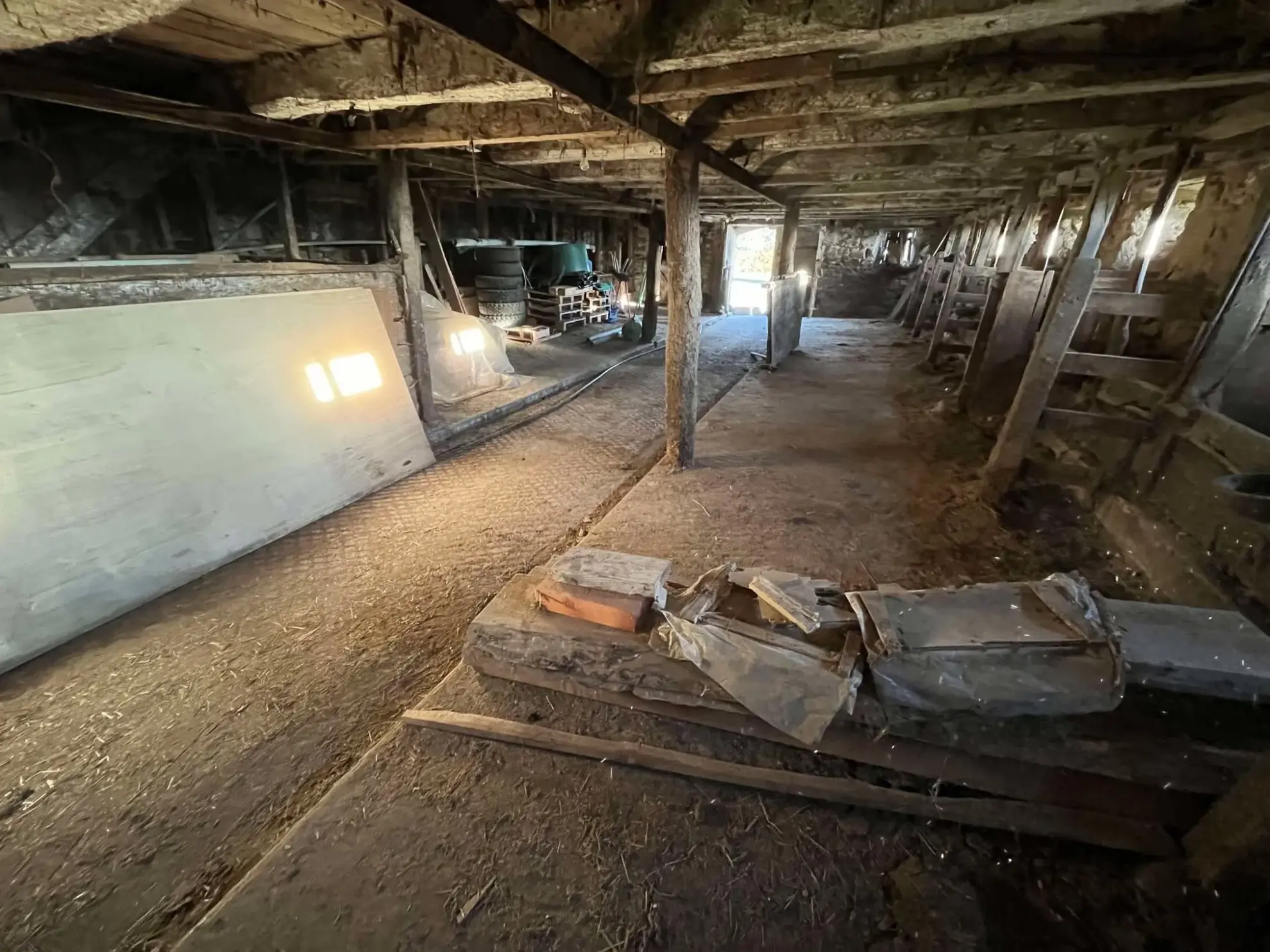 Ecurie Grande bâtisse en pierre à Champagnac - Possibilité de reconversion en habitation ou stockage 
