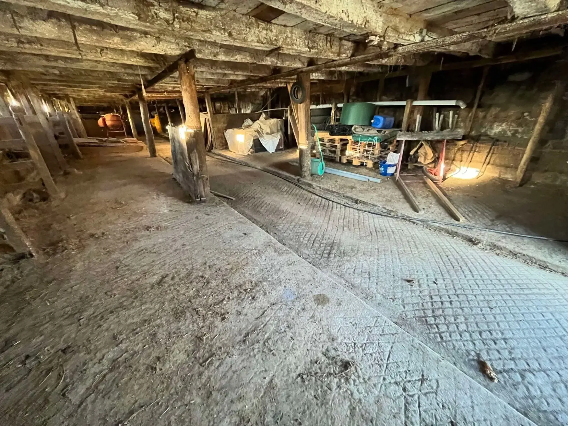 Ecurie Grande bâtisse en pierre à Champagnac - Possibilité de reconversion en habitation ou stockage 