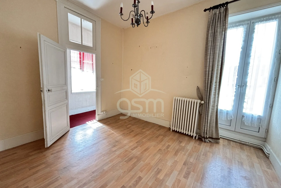 Ensemble immobilier polyvalent à Sainte-Maure-de-Touraine avec fort potentiel 