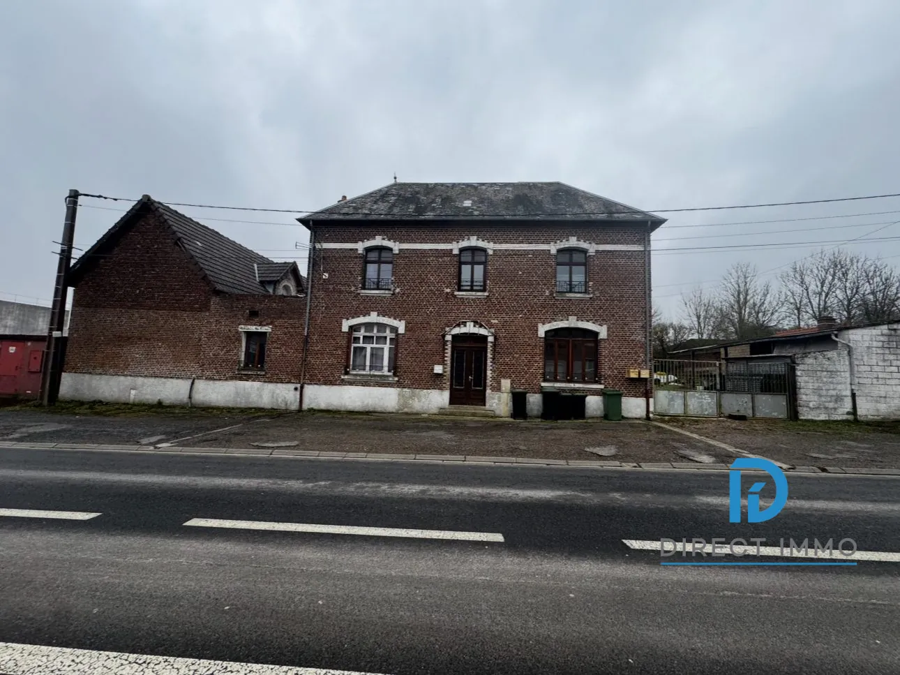 facade immeuble de rapport  Immeuble de rapport à vendre à Sailly-Saillisel, potentiel locatif élevé 