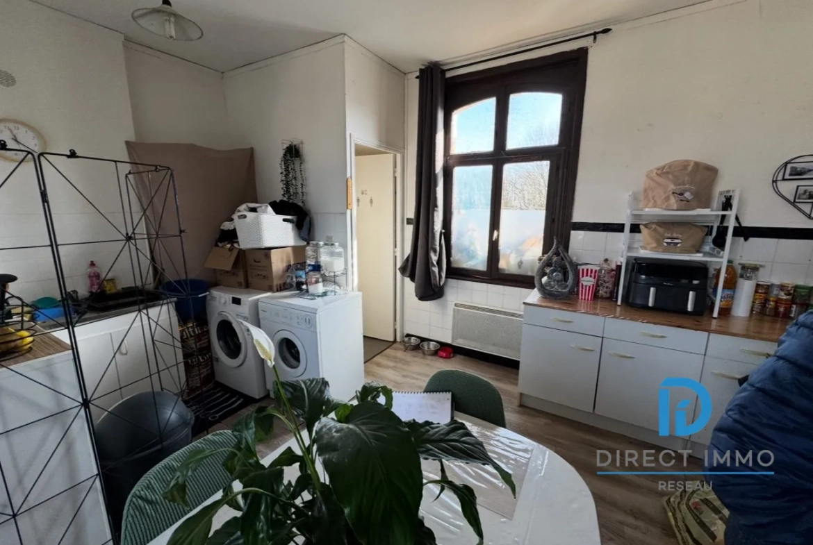 salon séjour et cuisine ouverture  Immeuble de rapport à vendre à Sailly-Saillisel, potentiel locatif élevé 