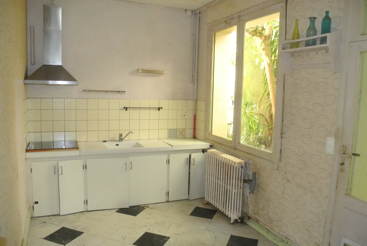 Maison de ville à Marmande avec espaces volumineux et potentiel d'aménagement 