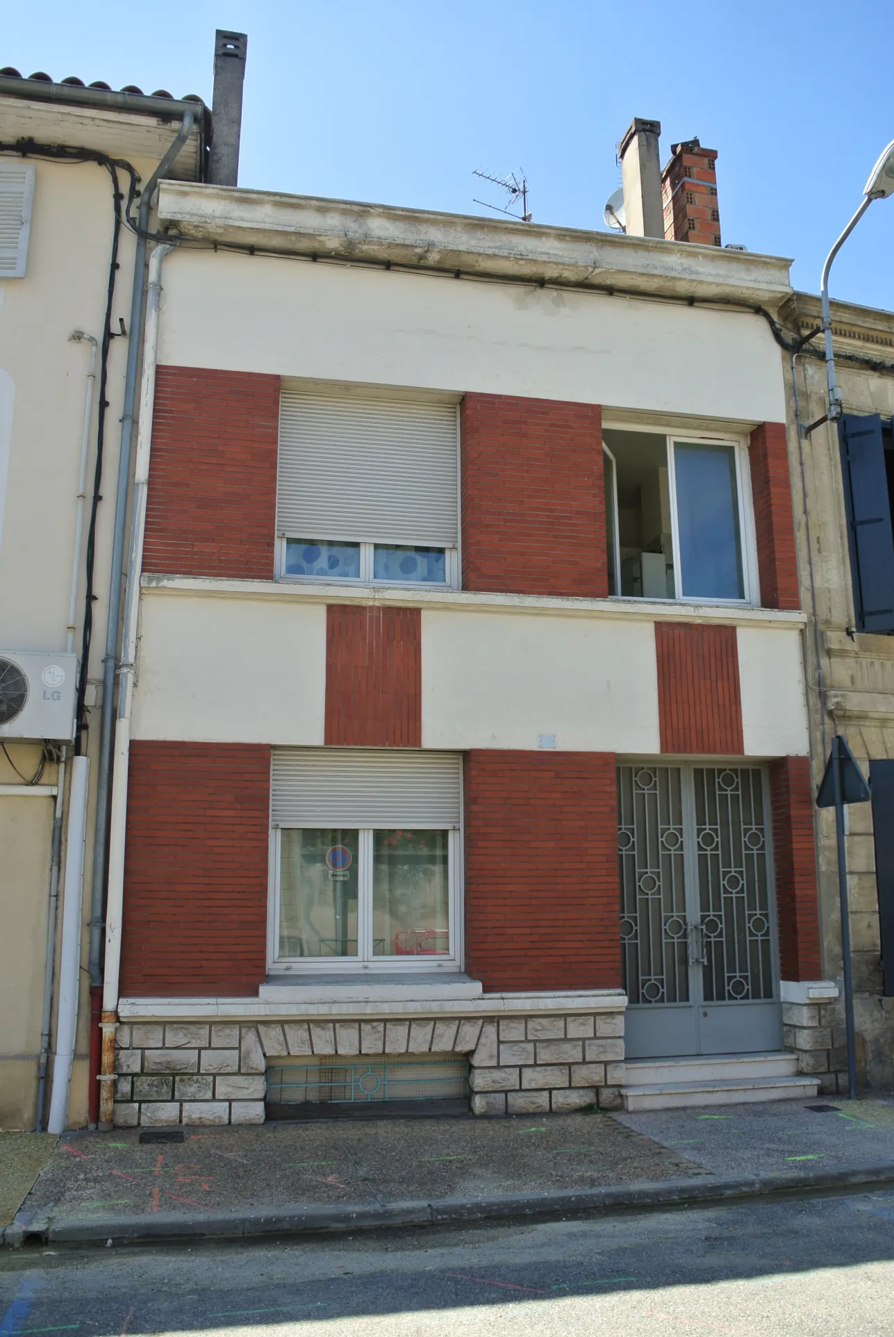 Maison de ville à Marmande avec espaces volumineux et potentiel d'aménagement 