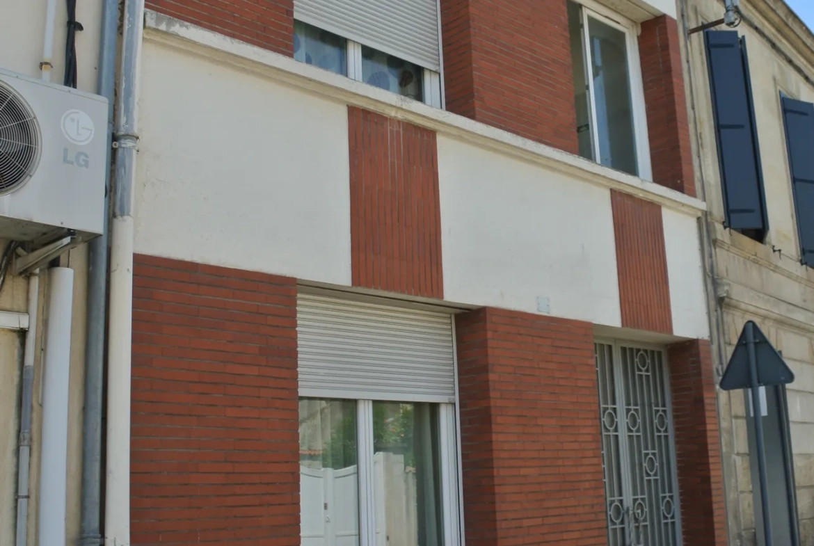 Maison de ville à Marmande avec espaces volumineux et potentiel d'aménagement 