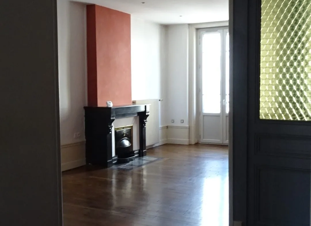 Appartement à vendre de 85 m² au centre de Le Chambon-Feugerolles avec garage et balcon 