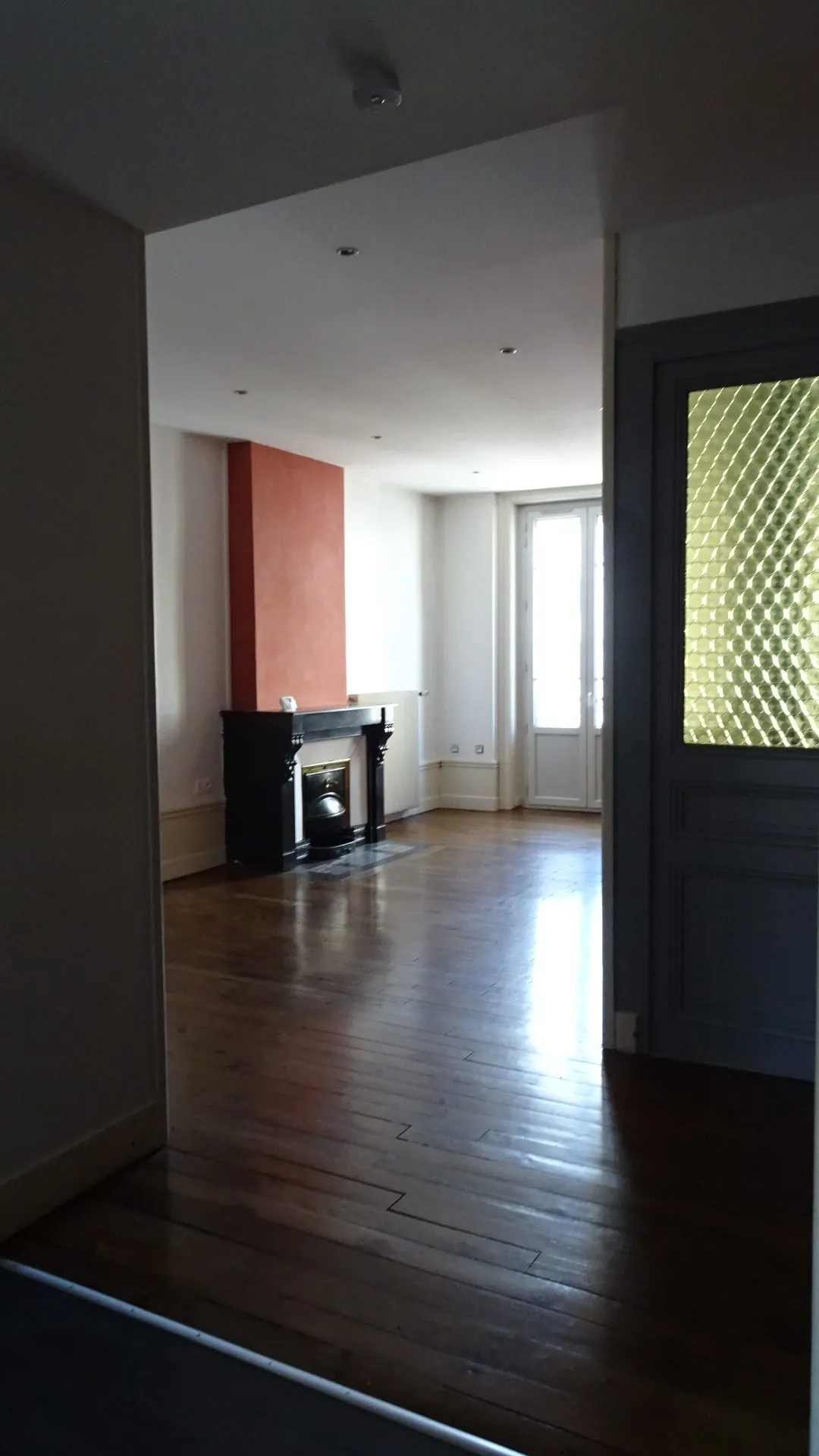Appartement à vendre de 85 m² au centre de Le Chambon-Feugerolles avec garage et balcon 