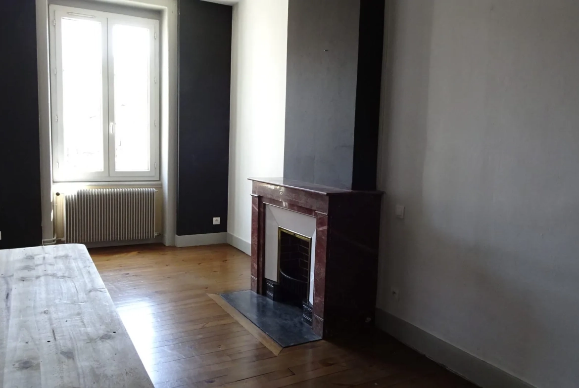Appartement à vendre de 85 m² au centre de Le Chambon-Feugerolles avec garage et balcon 