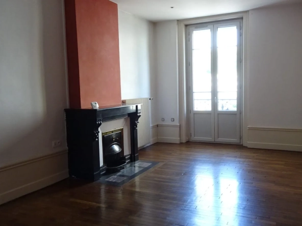 Appartement à vendre de 85 m² au centre de Le Chambon-Feugerolles avec garage et balcon