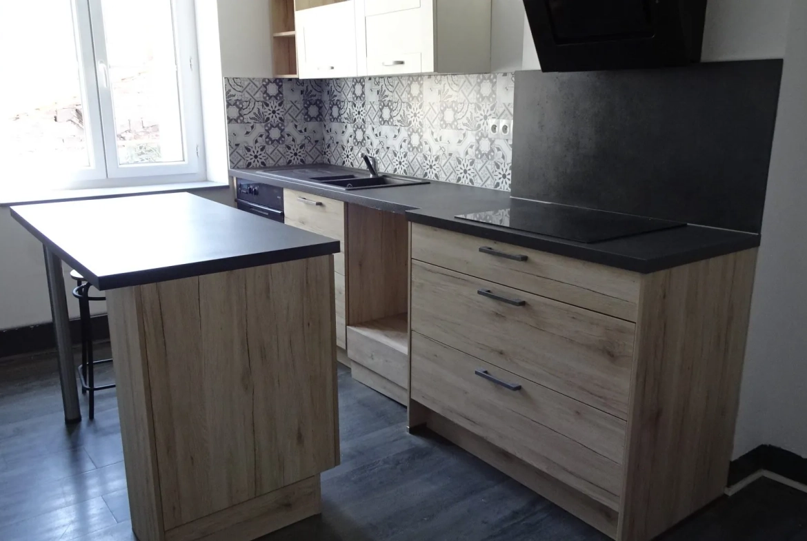 Appartement à vendre de 85 m² au centre de Le Chambon-Feugerolles avec garage et balcon 