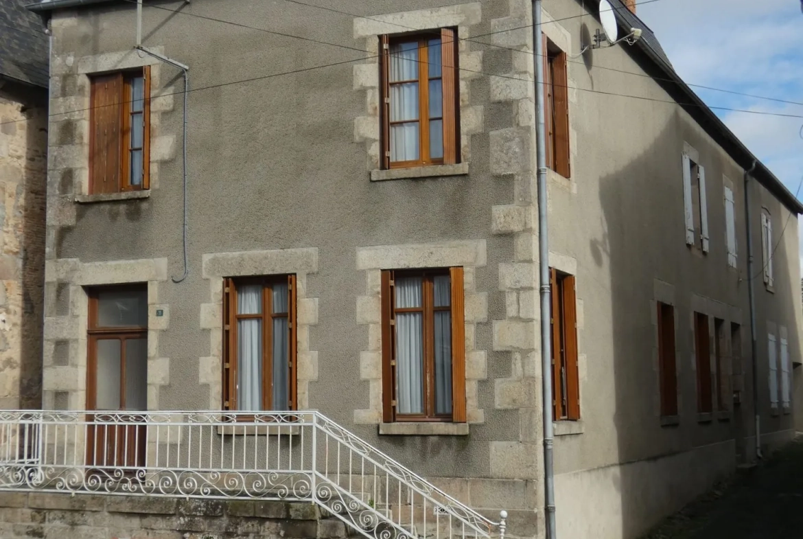 Grande maison de village avec jardin et garage à Jarnages 