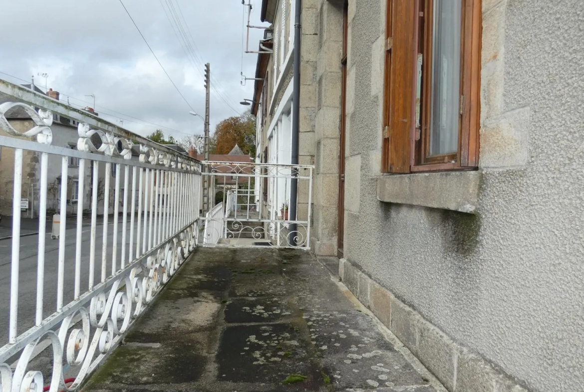 Grande maison de village avec jardin et garage à Jarnages 