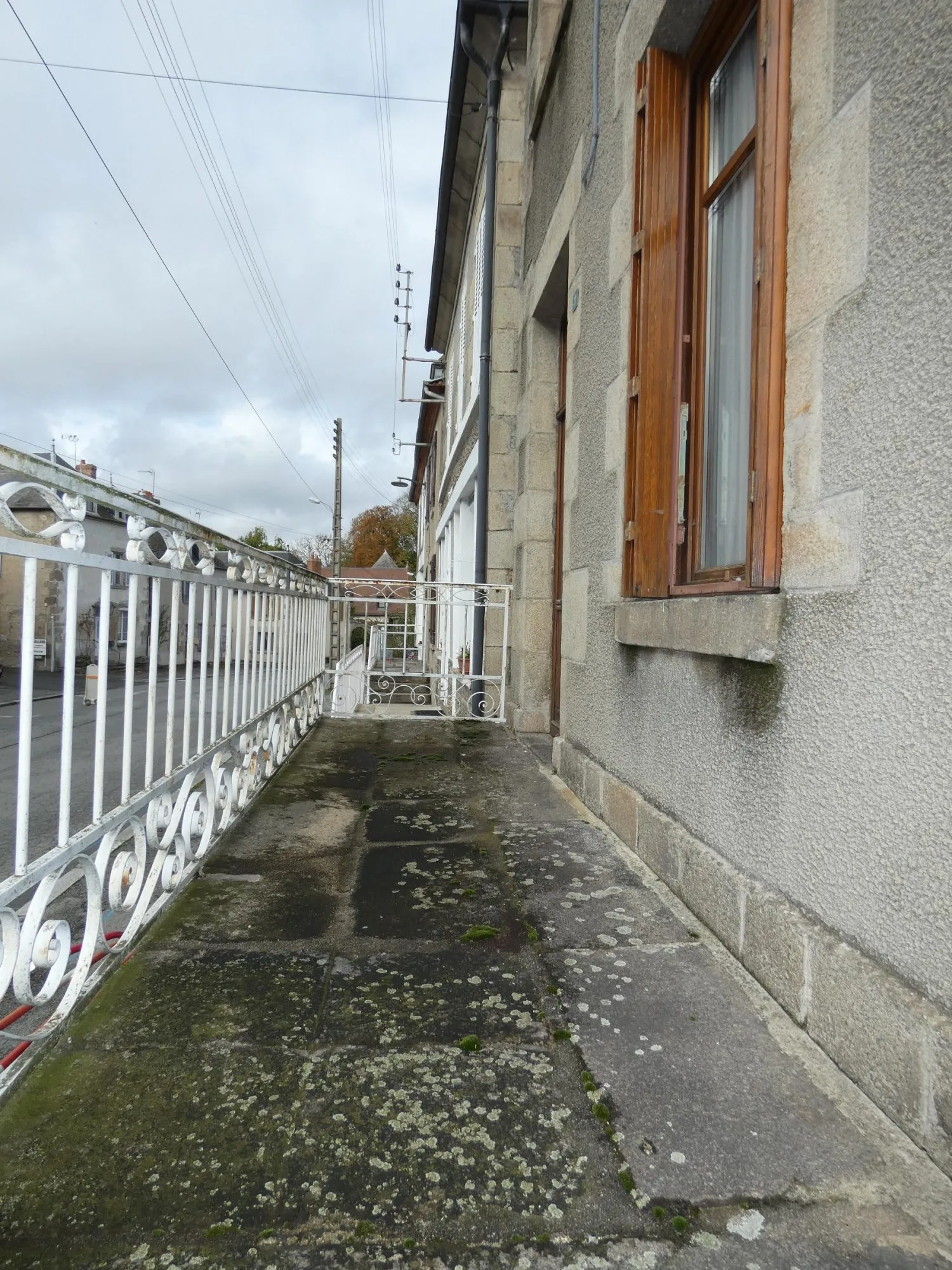 Grande maison de village avec jardin et garage à Jarnages 