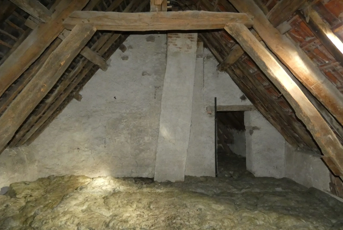Grande maison de village avec jardin et garage à Jarnages 