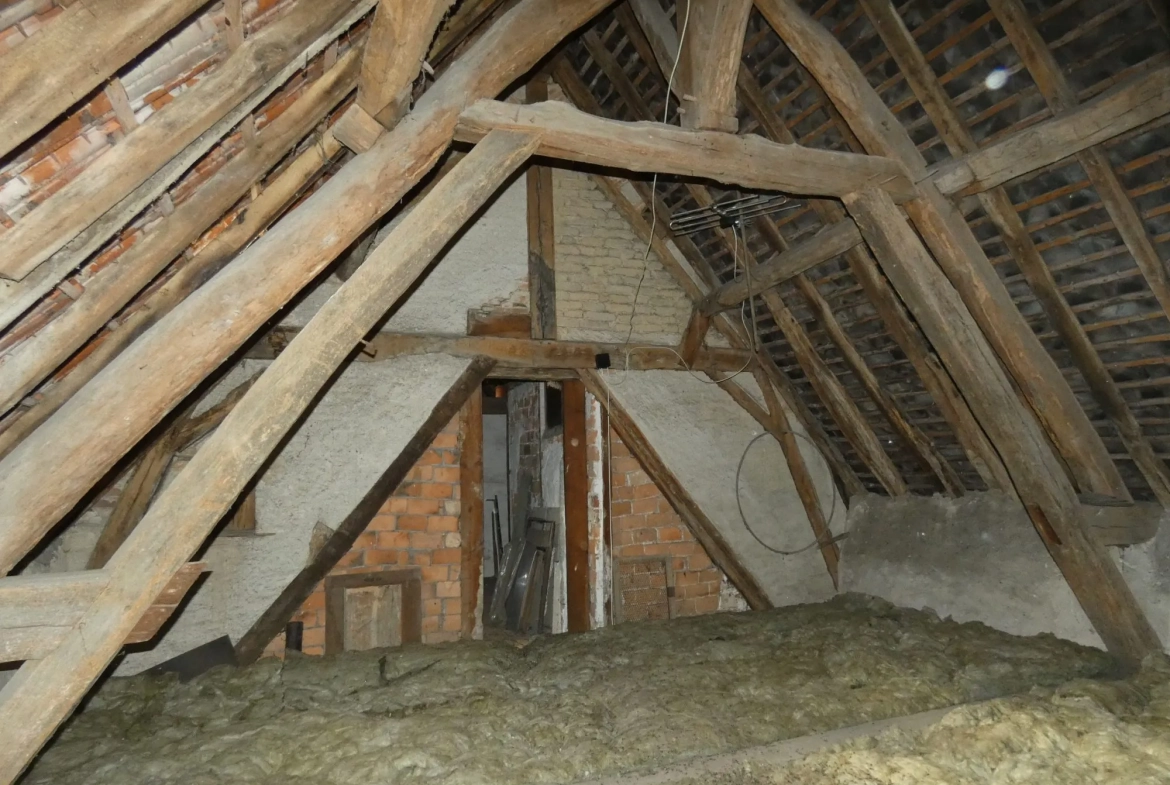 Grande maison de village avec jardin et garage à Jarnages 