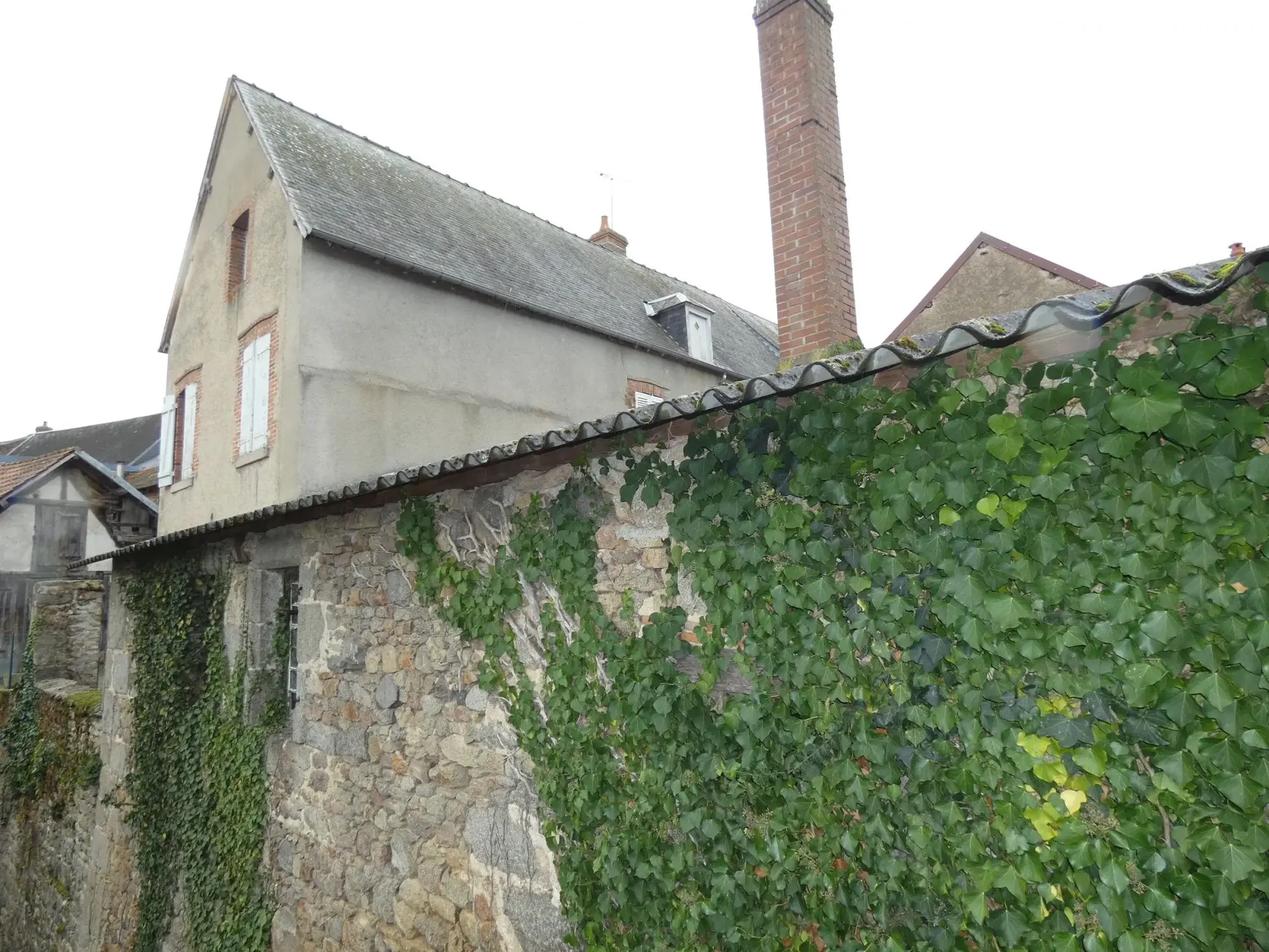 Grande maison de village avec jardin et garage à Jarnages 