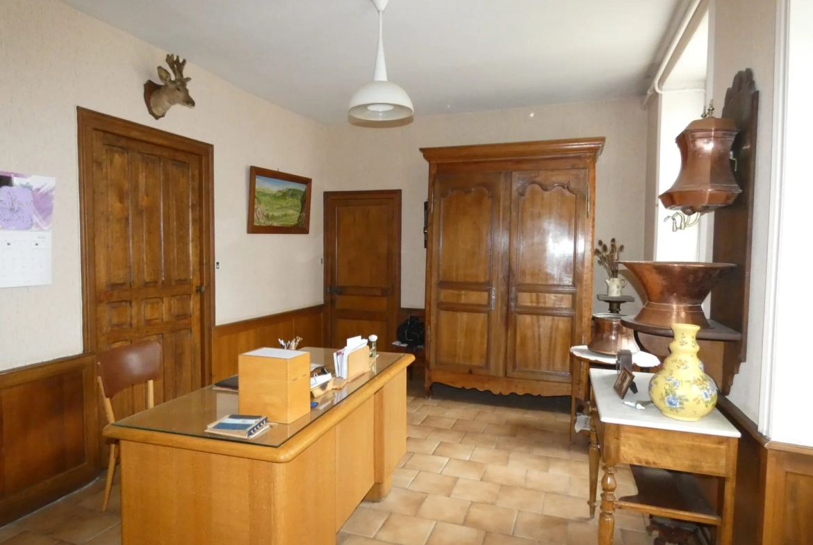 Grande maison de village avec jardin et garage à Jarnages 
