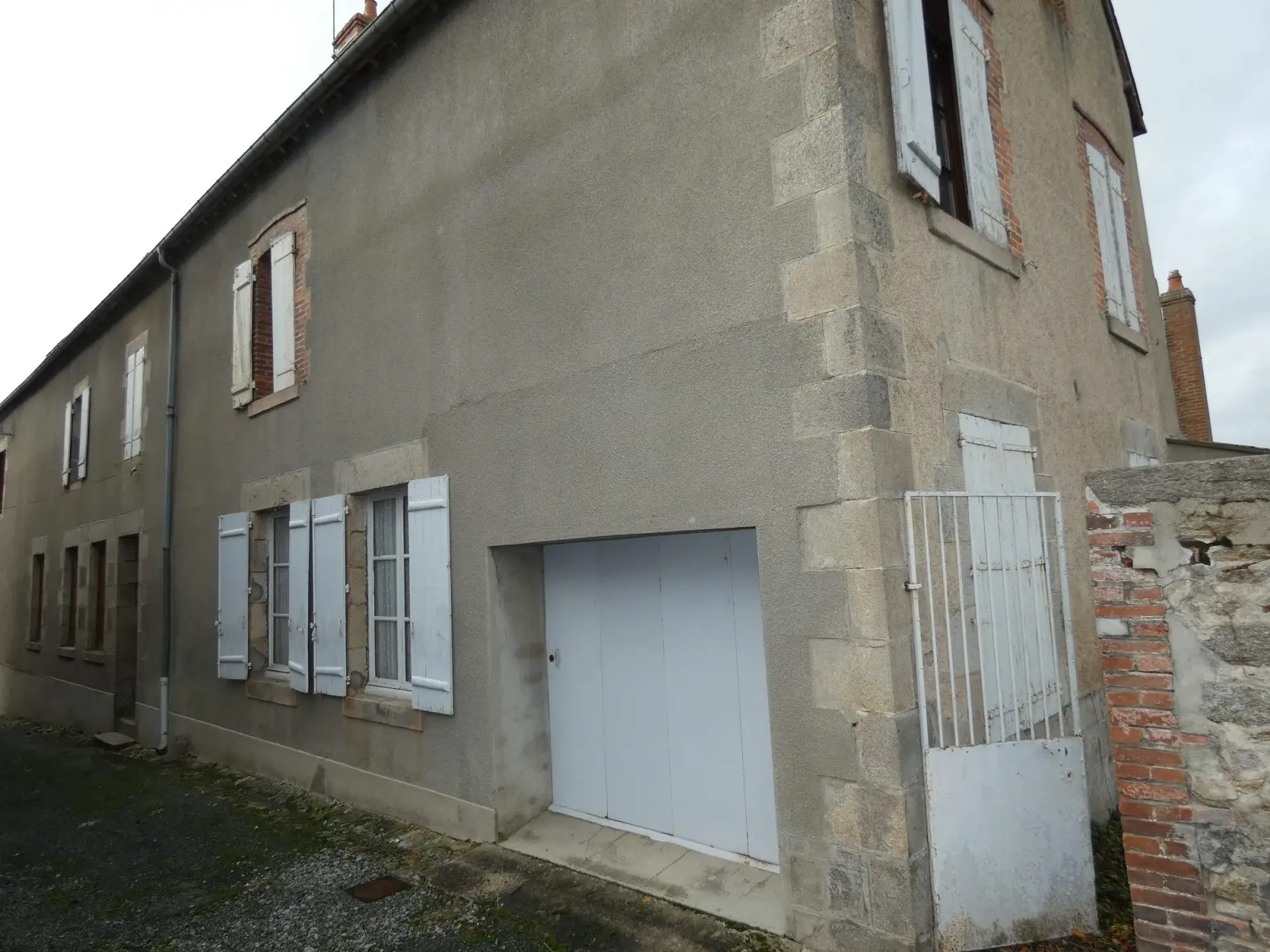 Grande maison de village avec jardin et garage à Jarnages 