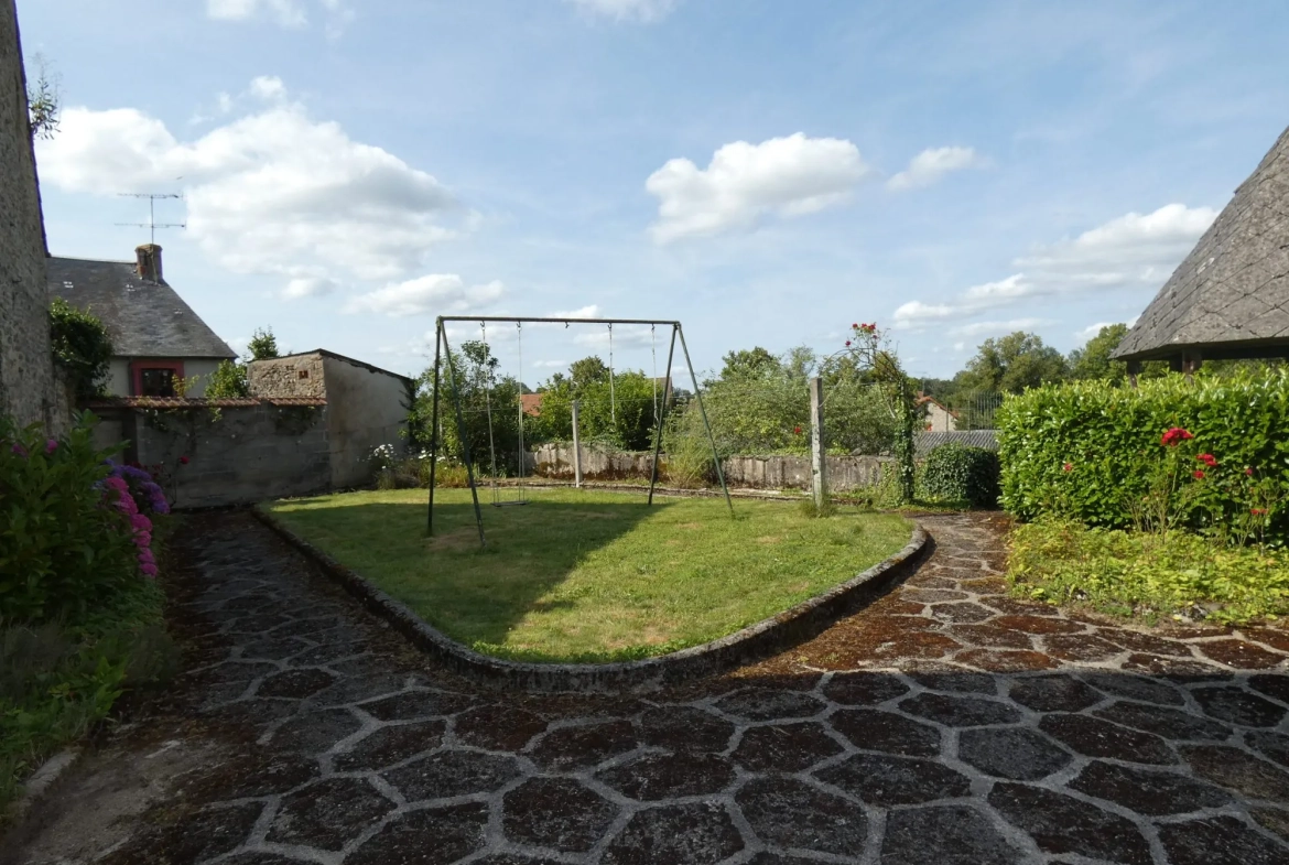 Grande maison de village avec jardin et garage à Jarnages 