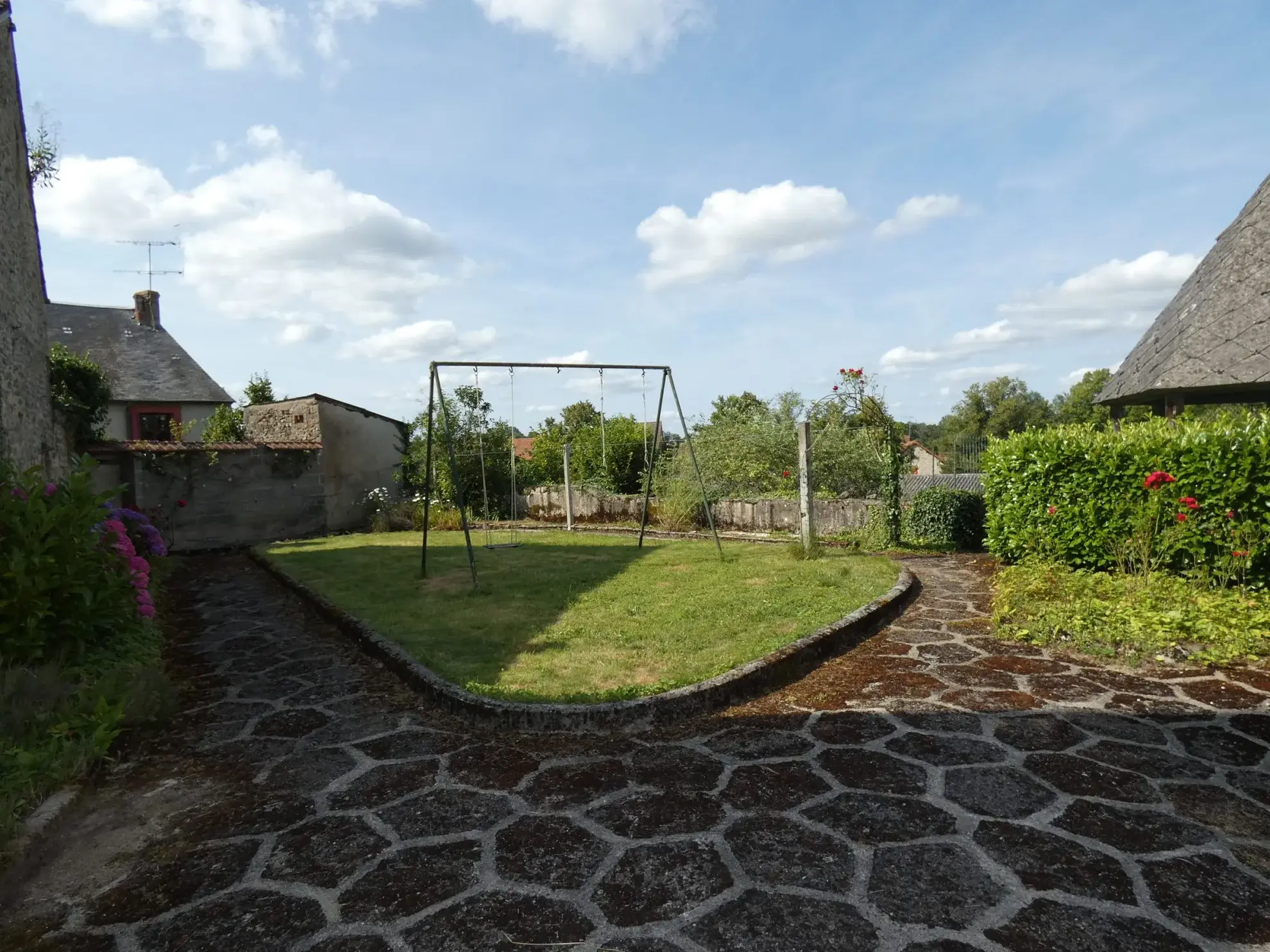 Grande maison de village avec jardin et garage à Jarnages 