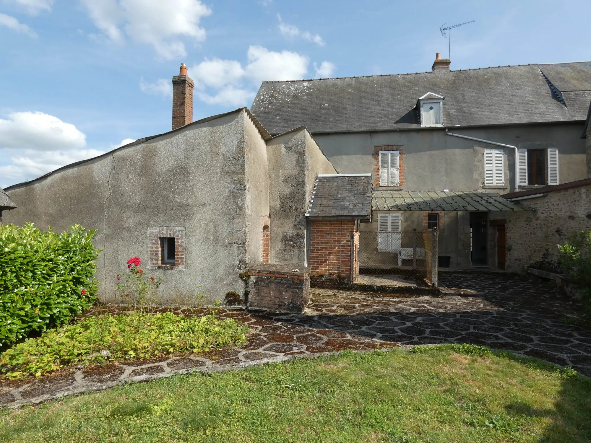 Grande maison de village avec jardin et garage à Jarnages 