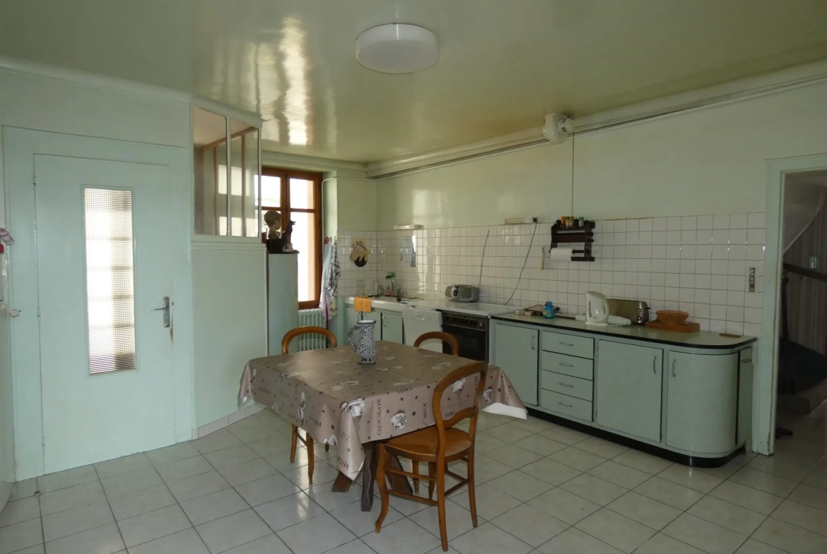 Grande maison de village avec jardin et garage à Jarnages 