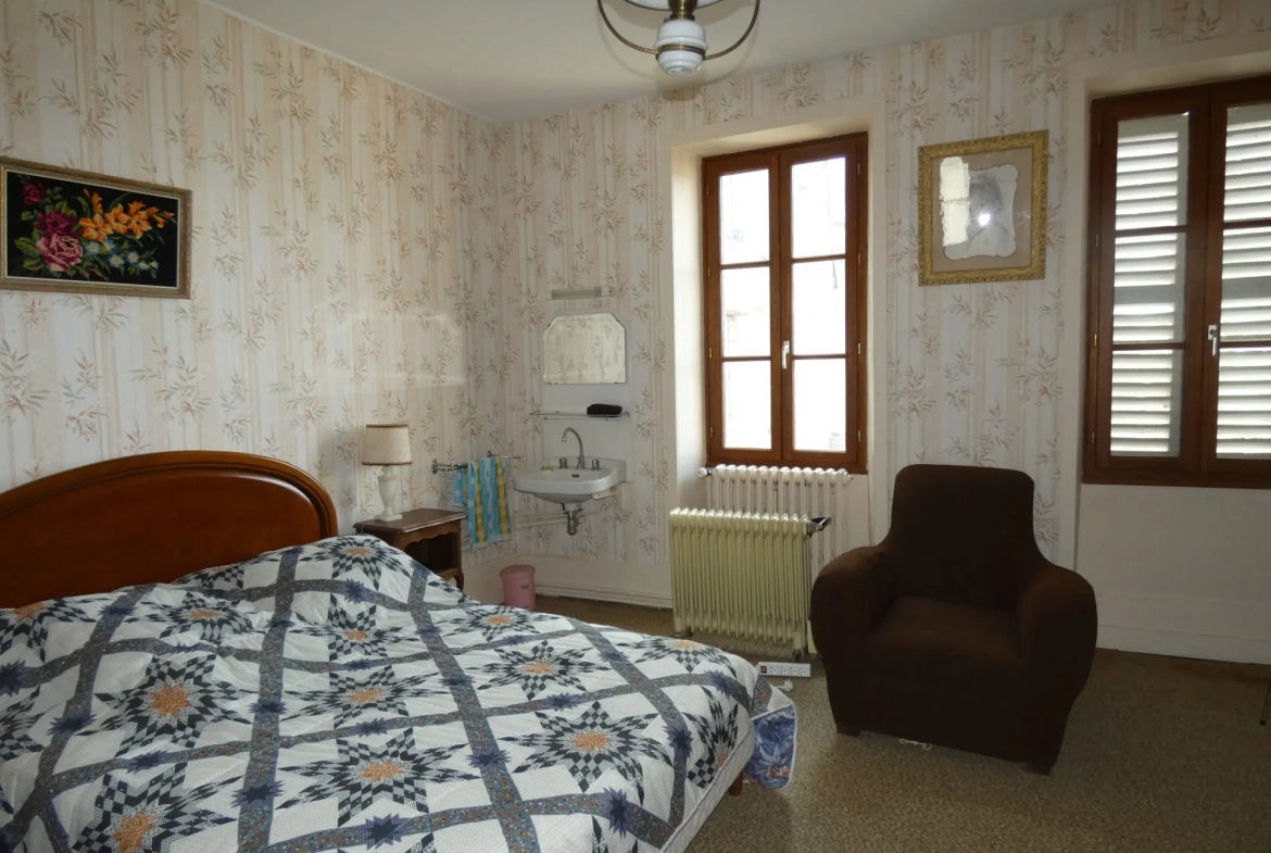 Grande maison de village avec jardin et garage à Jarnages 
