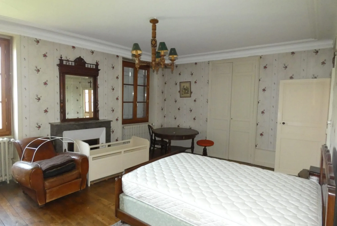 Grande maison de village avec jardin et garage à Jarnages 