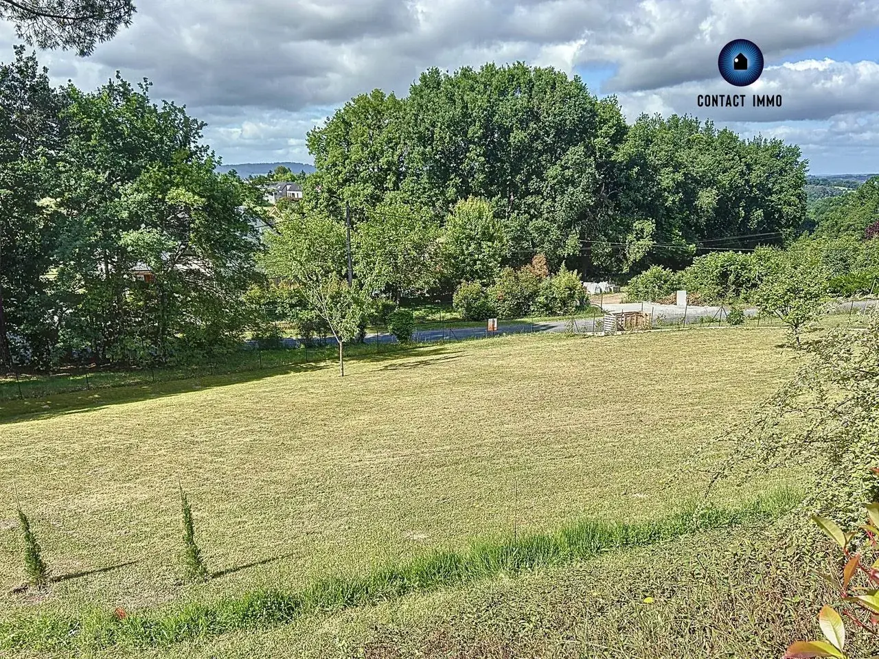Terrain constructible à Ussac avec vue dégagée près de Brive 